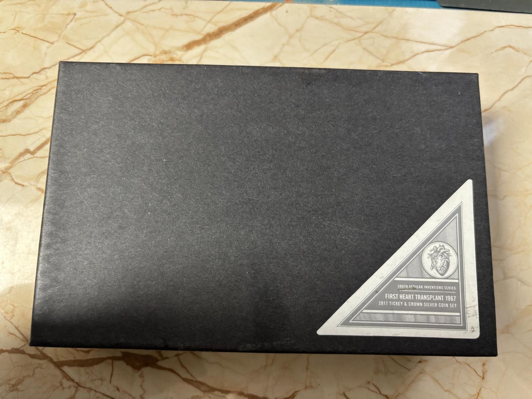 第184期拍卖 南非共和国2017年纪念世界首例心脏移植手术50周年全银精制套币，原装盒证封齐全，小的币有氧化，极富历史纪念意义的套币，发行量700套