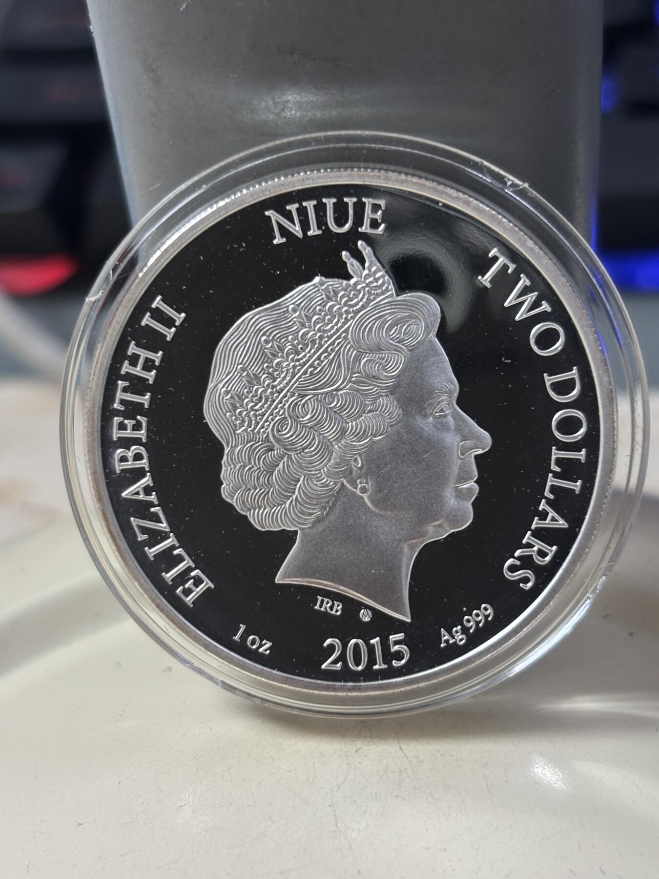 第184期拍卖 纽埃2015年革命性的3D技术1盎司纪念彩银币配眼镜，999银，发行699枚