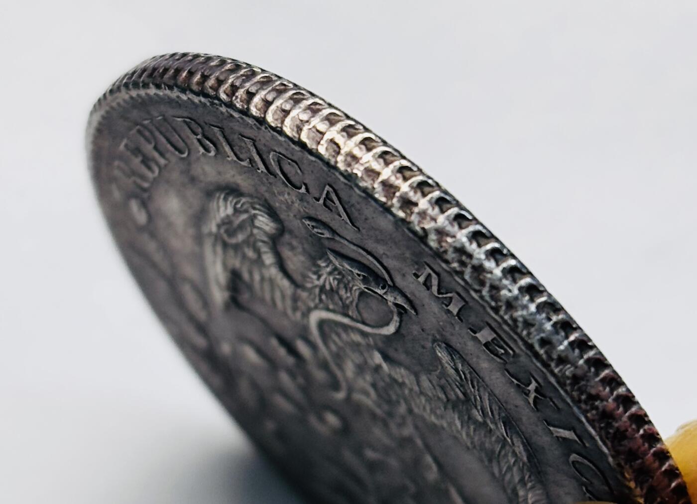 文馨钱币收藏第 283 场，【大雪鉴珍，寒英缀金】金银纪念币精品场，诚邀您的参与【长期接代拍品】 少见 1892 年墨西哥花边鹰洋 1 比索银元，金黄 AU 以上底板，个人感觉可以冲击 MS 分数，品相真的不错，几乎无磨损磕碰，详情看图