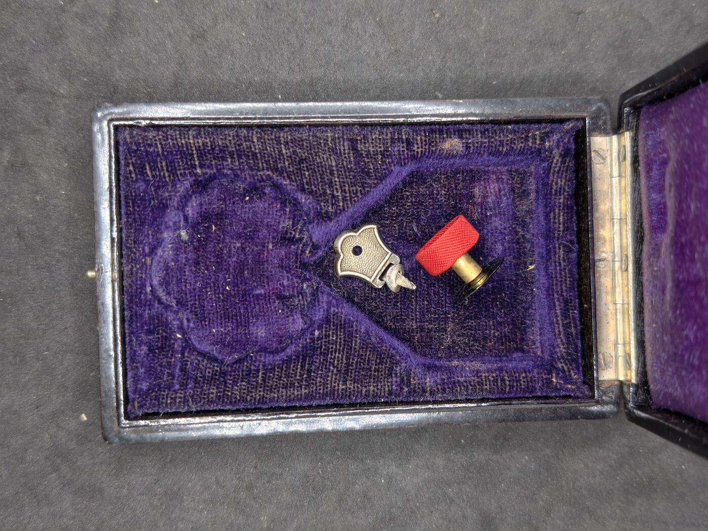 凯旋世界勋赏（第20期）（欢迎送拍）（对拍品有疑问请询问客服，不接受到手刀，出价默认拍品品相。请认真阅读拍卖规则！出价默认已认可！）（收到货请录制开箱视频，无视频概不处理问题。） 漆盒空盒