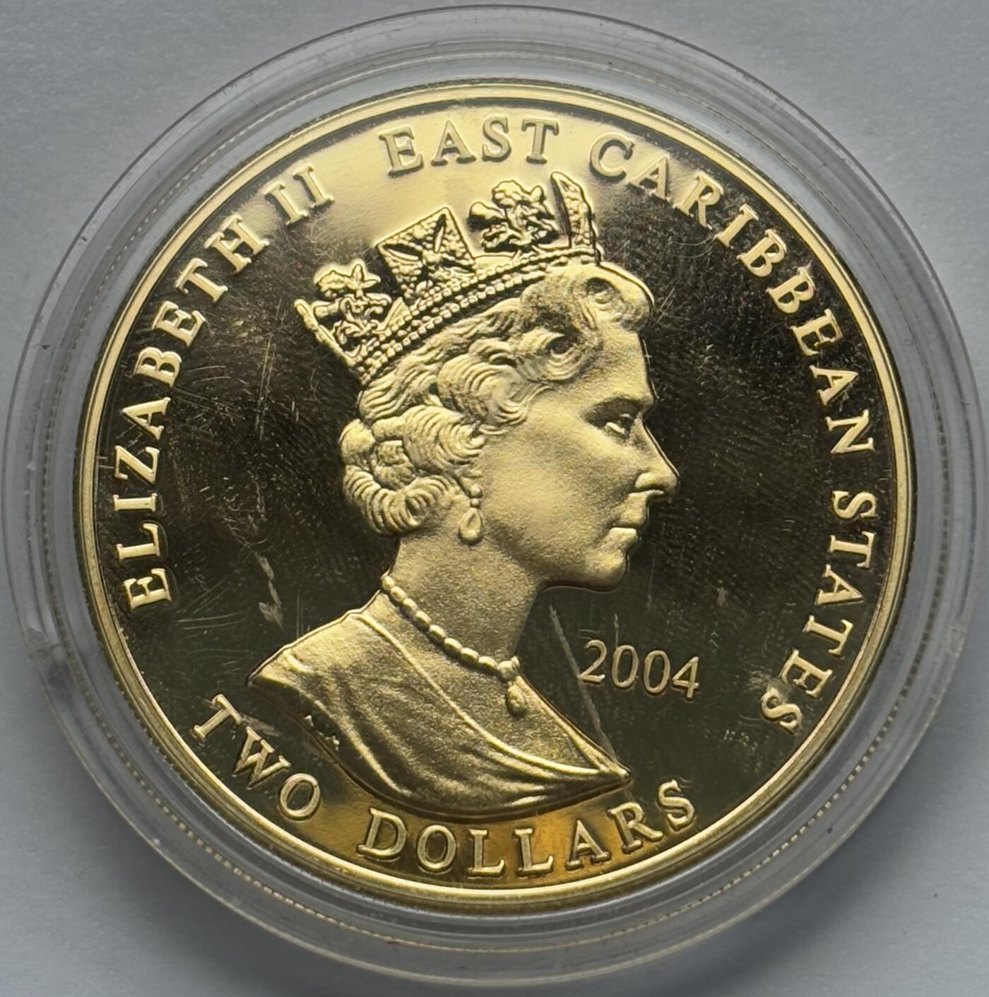 文馨钱币收藏第 283 场，【大雪鉴珍，寒英缀金】金银纪念币精品场，诚邀您的参与【长期接代拍品】 全新 2004 年东加勒比 1599-1658 奥利弗克伦威尔 2 元精制镀金纪念币