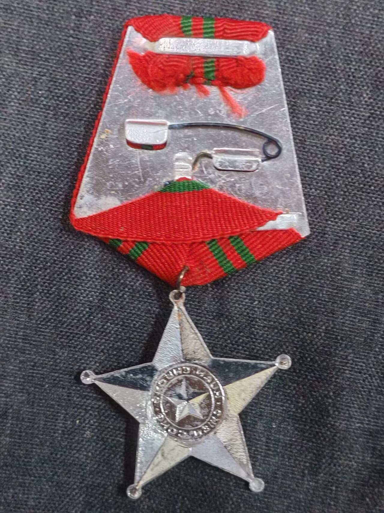 罗岚⭐新藏⭐特惠专拍第一场-分享拍场赚佣  越南社会主义共和国人民军二级战功勋章 主要颁发给前线作战的基层军官-士官-士兵 该章获得条件需要在战场上以出色的基层指挥能力逆转一场小型战斗，或者亲自临阵毙伤数位敌人