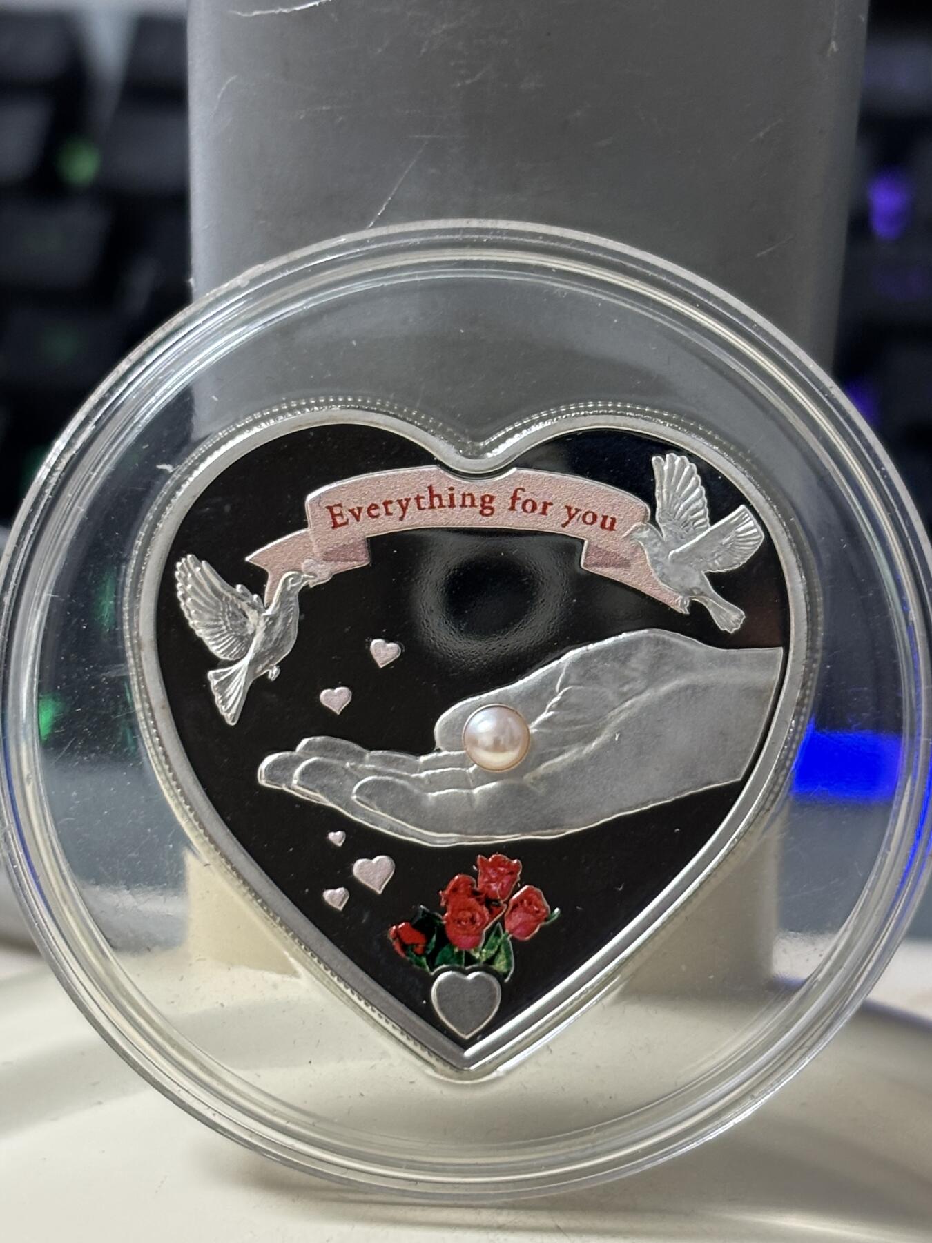 第184期拍卖 帕劳2007年把所有都给你心形镶嵌珍珠纪念银币，999银，25克，发行1997枚，有氧化