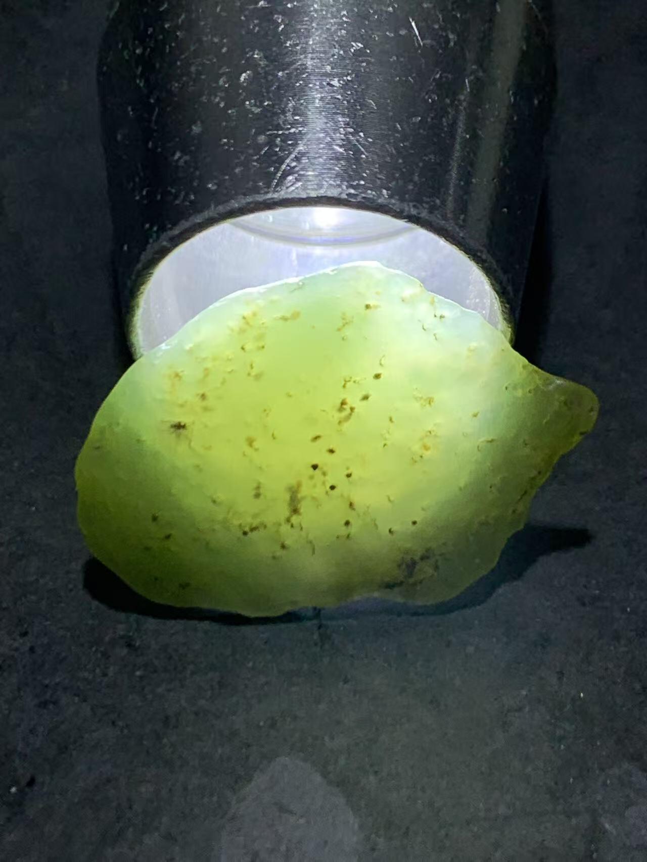 新疆戈壁料风化纹和田玉青玉小原石一颗，