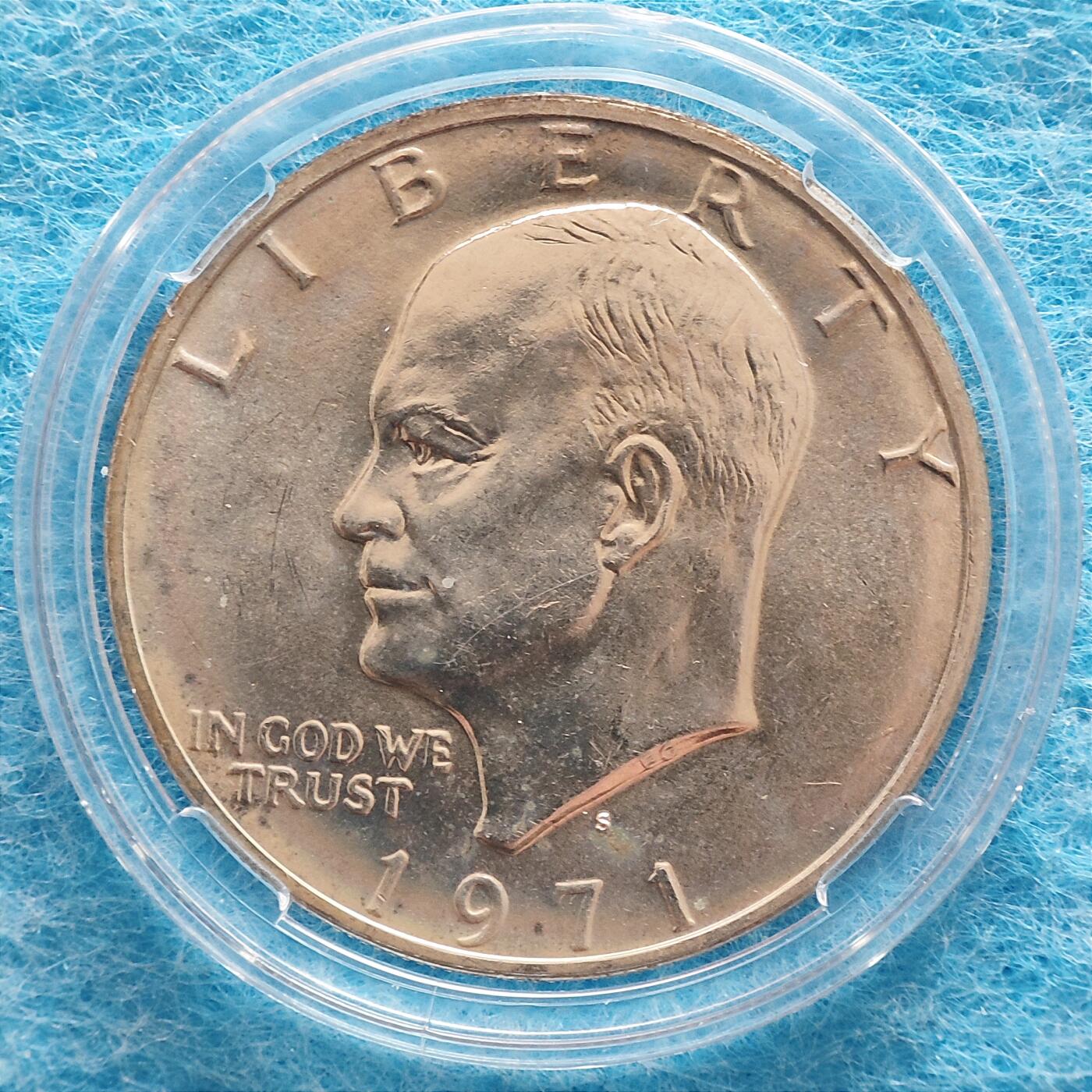 12月2日 🌏全球币章 较少品：1971年，美国，艾森豪威尔，1美元，银币，38㎜，24.5克（非纯银，2025年12月1日国际银价13元/克）包浆UNC品相