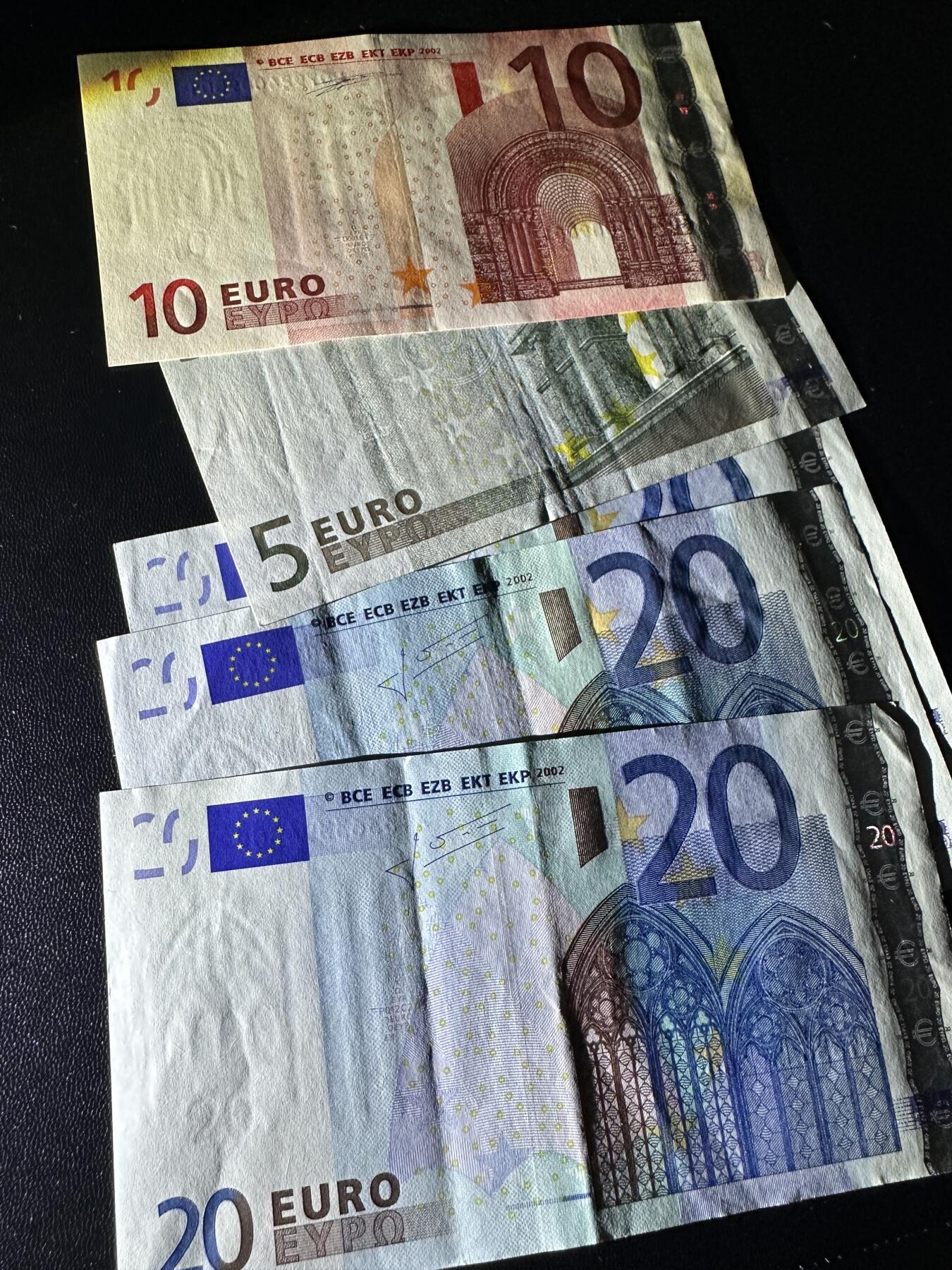 《外钞收藏家》第五百九十一期（畅拍场）（本平台长期征集拍品、欢迎藏友们联系合作） 1、2、3签5、10、20欧元 5张有折 2张近全新