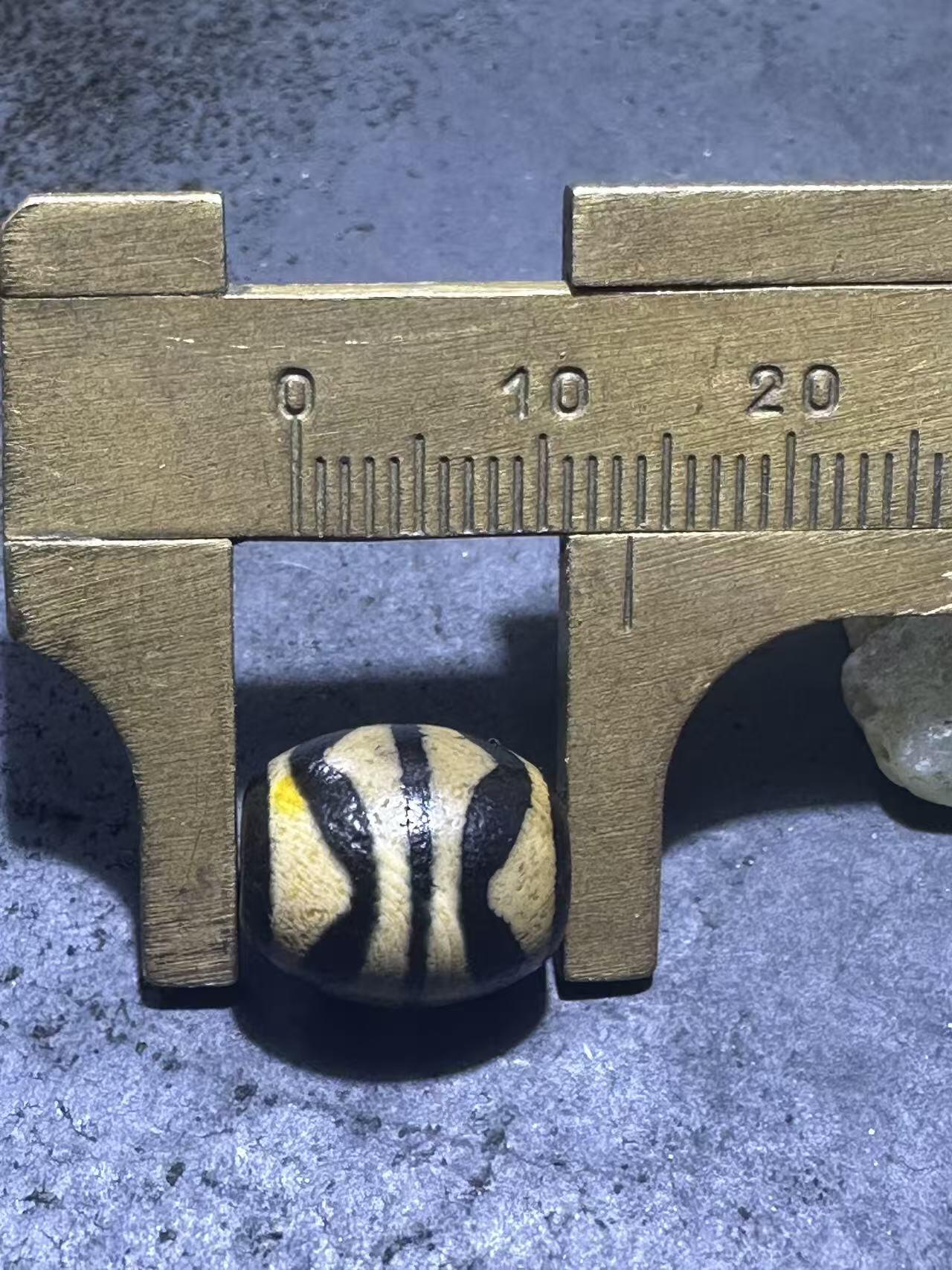 仅此一颗，精品藏传双虎牙玛瑙天珠一颗，。