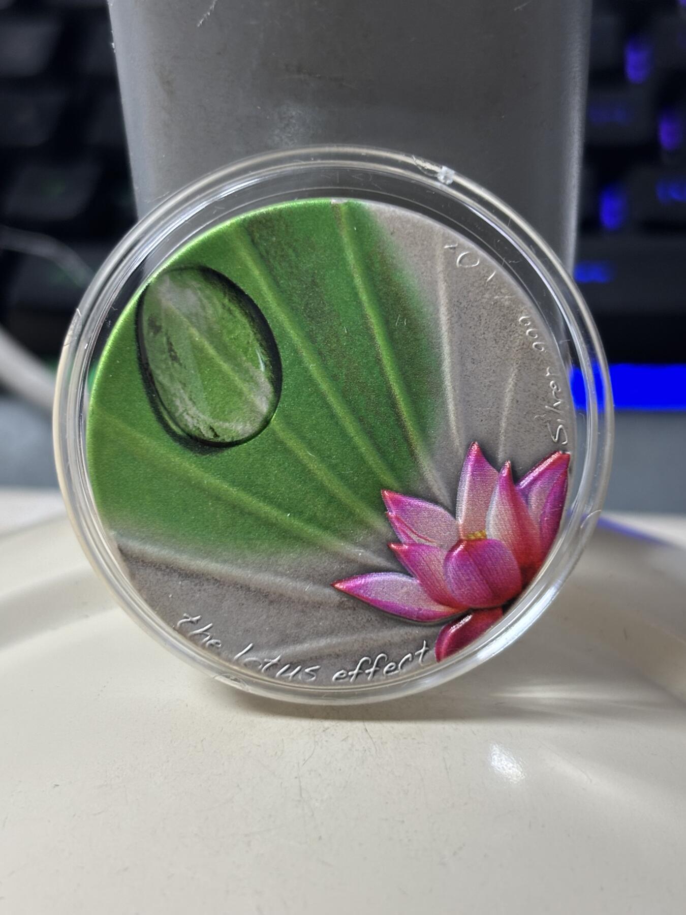 第184期拍卖 纽埃2020年花卉系列荷花镶嵌大颗水晶露珠仿古1盎司银币，999银，发行500枚