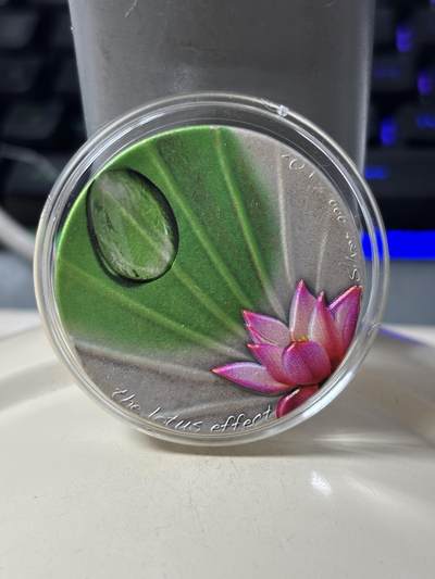 第184期拍卖 - 纽埃2020年花卉系列荷花镶嵌大颗水晶露珠仿古1盎司银币，999银，发行500枚