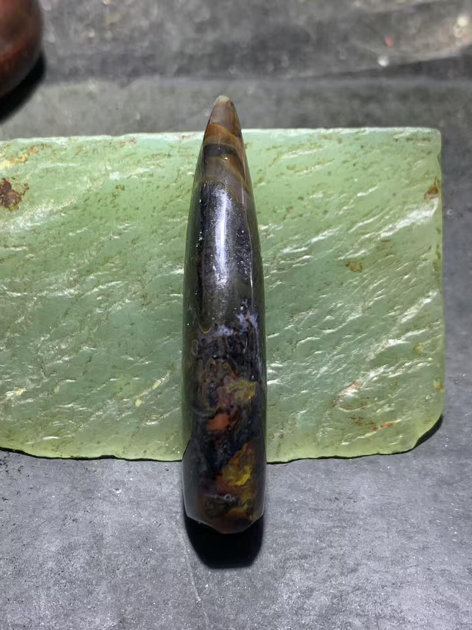 精美罕见墨色草花纹战国红玛瑙牙形吊坠一个，