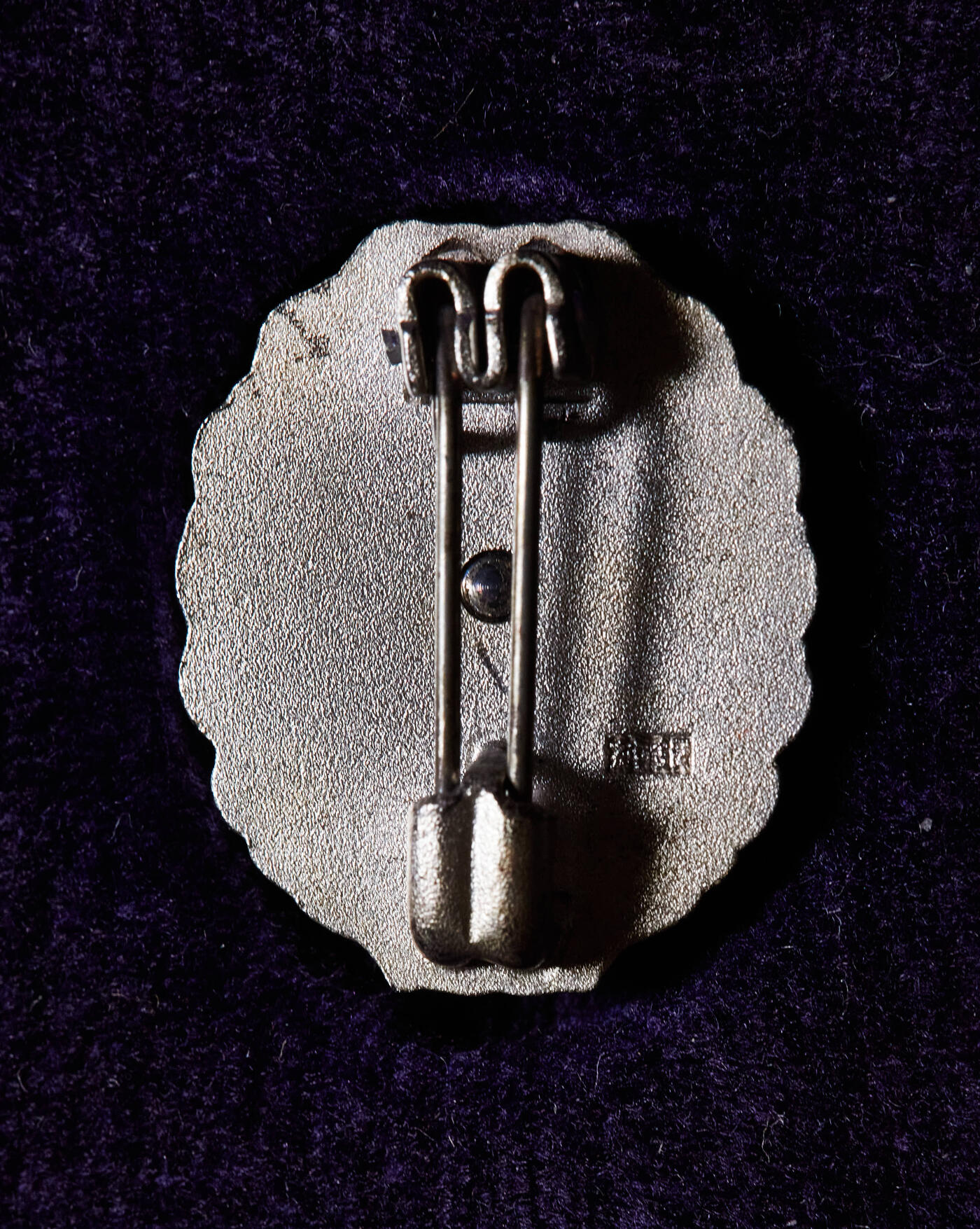 【俄甄集藏】2025年(045)12-03 星期三 晚 19:30 全场包邮 日本国有1950年代国有铁道功绩章，银质珐琅，尺寸：27mm x 22mm，重量：11.11克，999纯银，完美品相，原盒，授予在国有铁路工作满30年的优秀员工