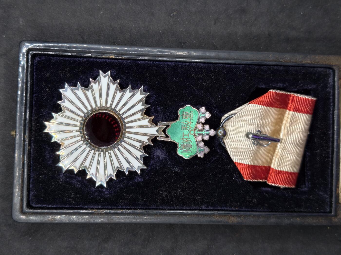 凯旋世界勋赏（第20期）（欢迎送拍）（对拍品有疑问请询问客服，不接受到手刀，出价默认拍品品相。请认真阅读拍卖规则！出价默认已认可！）（收到货请录制开箱视频，无视频概不处理问题。） 五等旭日带盒