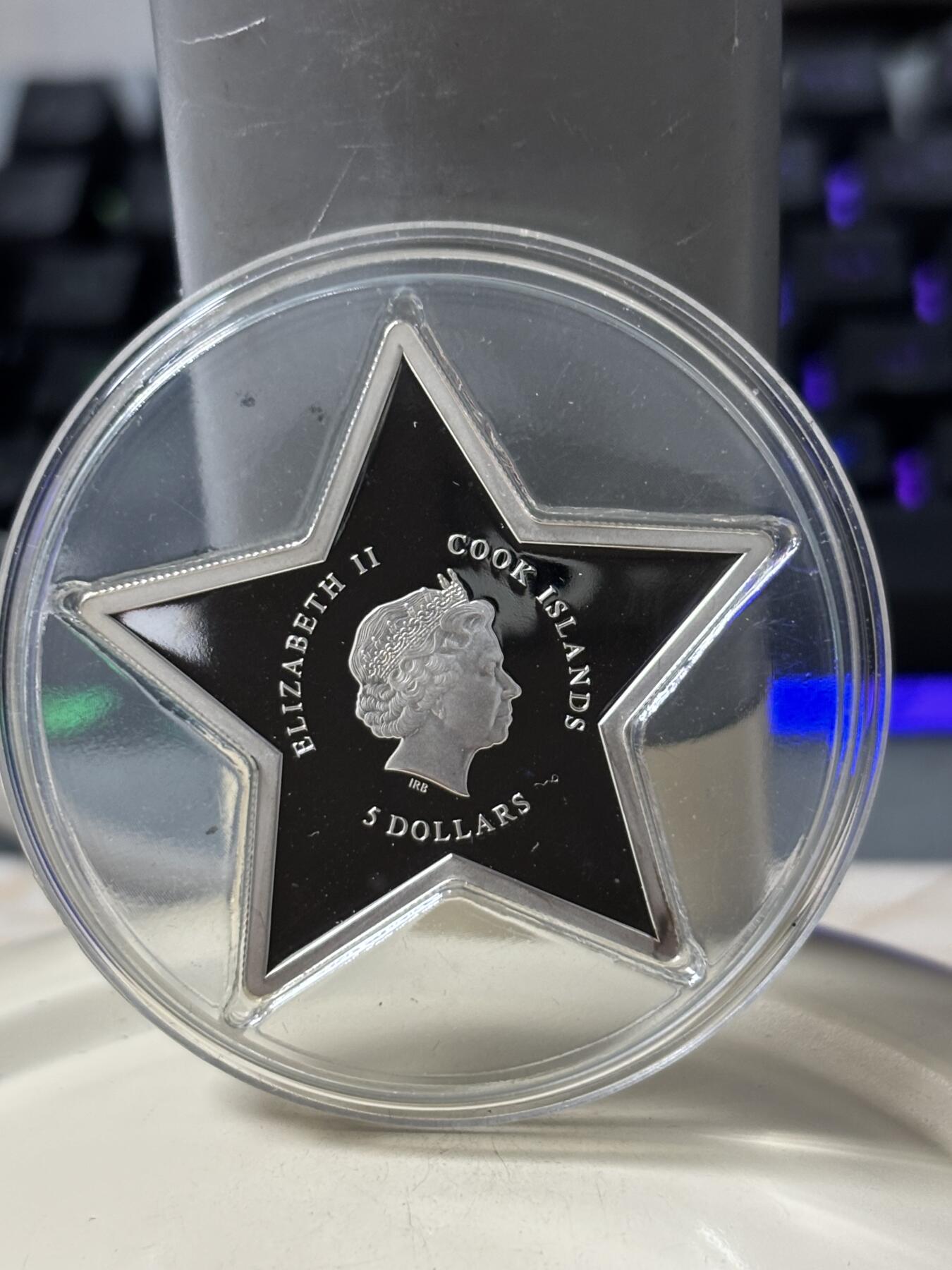 第184期拍卖 库克2013年圣诞天使立体五星形精制彩色纪念银币带证书，925银，15克，发行2013枚，有氧化