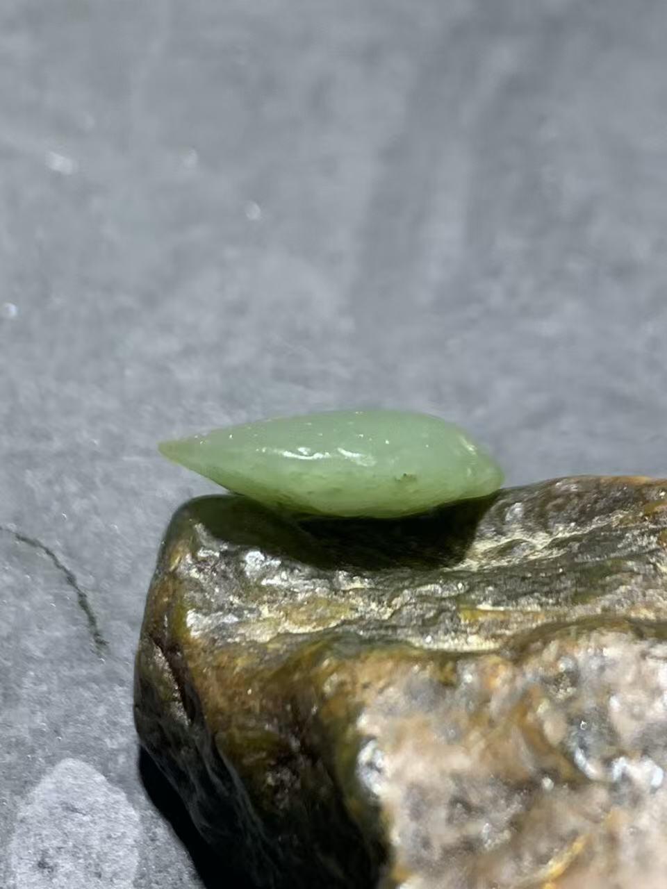 新疆戈壁料风化纹和田玉青玉小原石一颗，