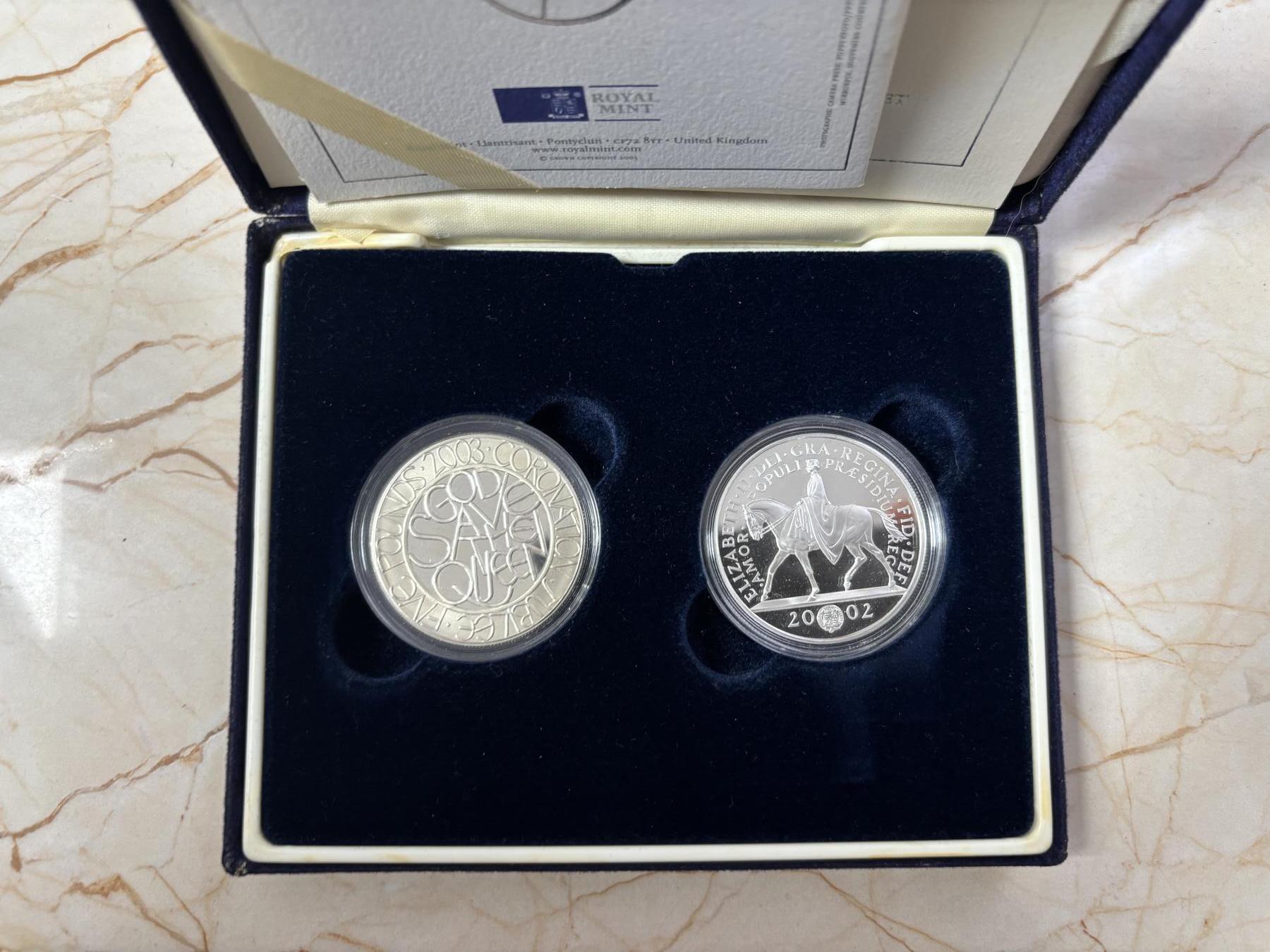 第184期拍卖 英国2002-2003年伊丽莎白女王登基50周年精制纪念银币 2枚套带盒证书，925银，28.28克*2,银价725