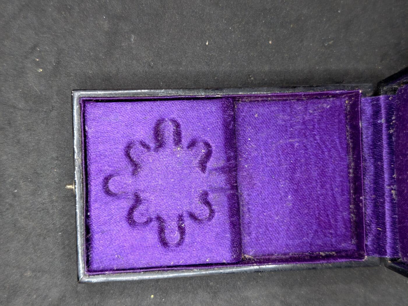 凯旋世界勋赏（第20期）（欢迎送拍）（对拍品有疑问请询问客服，不接受到手刀，出价默认拍品品相。请认真阅读拍卖规则！出价默认已认可！）（收到货请录制开箱视频，无视频概不处理问题。） 勋八等瑞宝盒