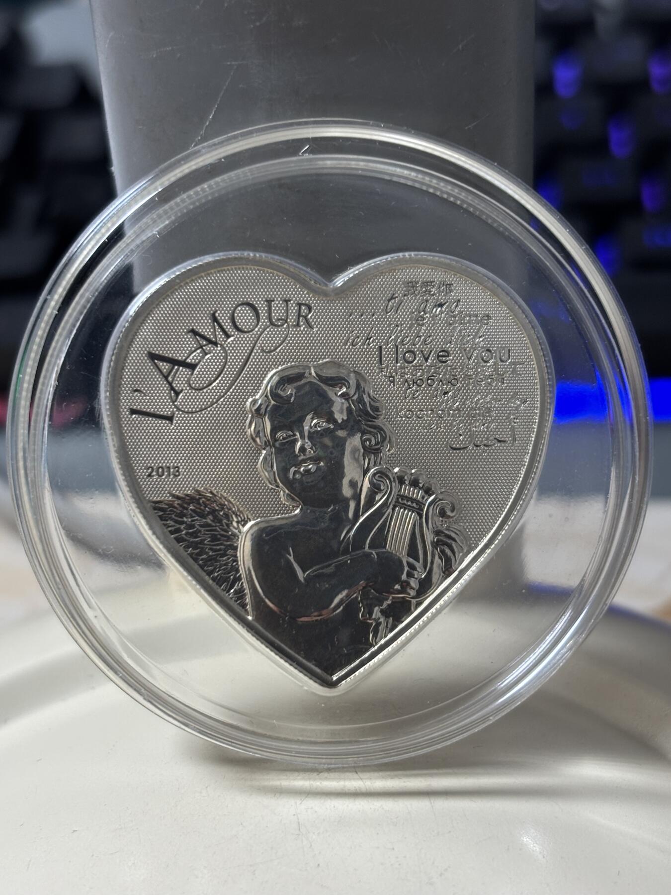 第184期拍卖 喀麦隆2013年天使之爱高浮雕全息幻彩心形纪念银币带证书，925银，发行2500枚