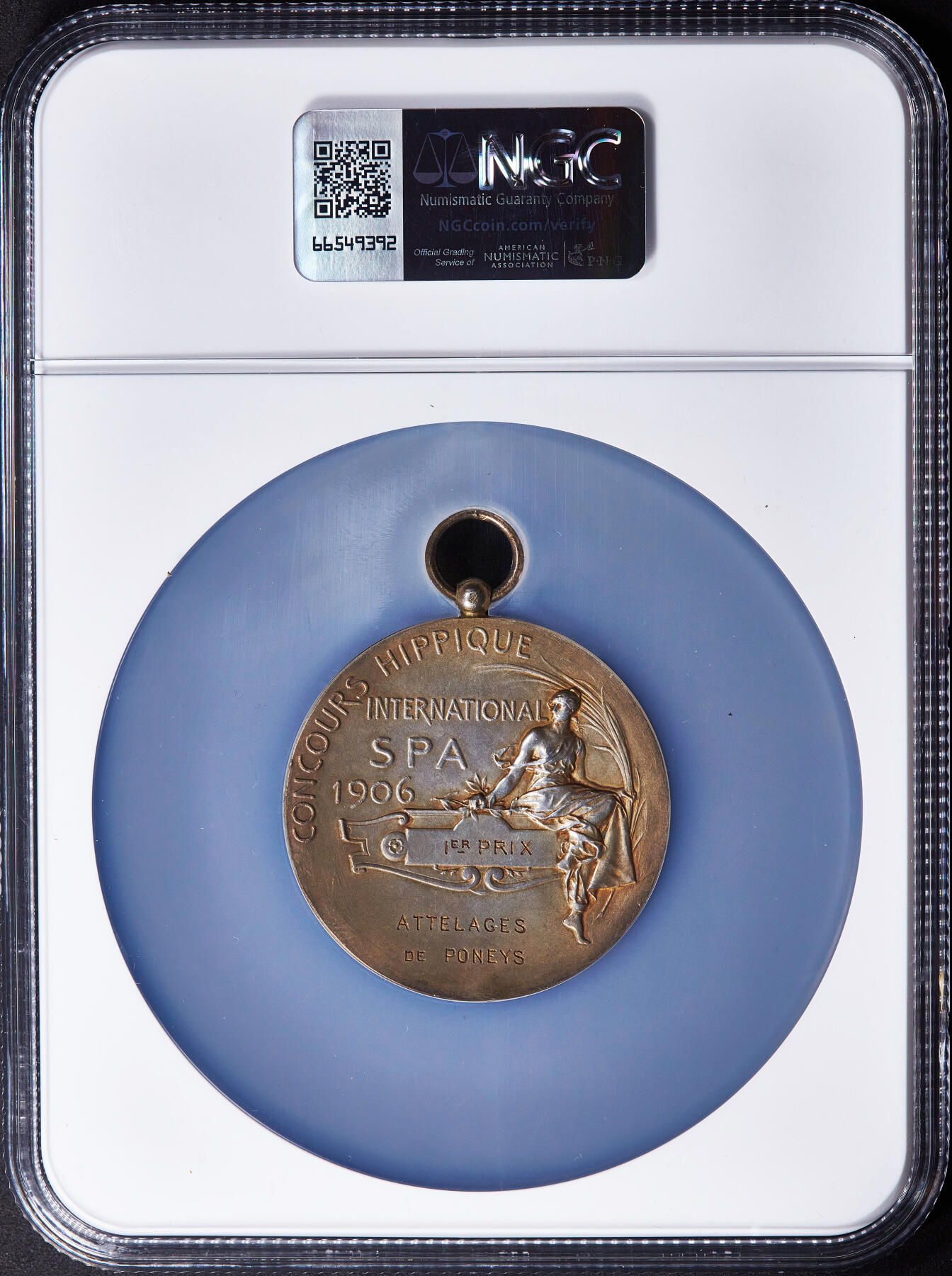 【俄甄集藏】2025年(045)12-03 星期三 晚 19:30 全场包邮 比利时1906年利奥波德二世头像纪念斯帕国际马术竞赛金奖大银章，NGC MS62，五彩包浆，直径：50mm