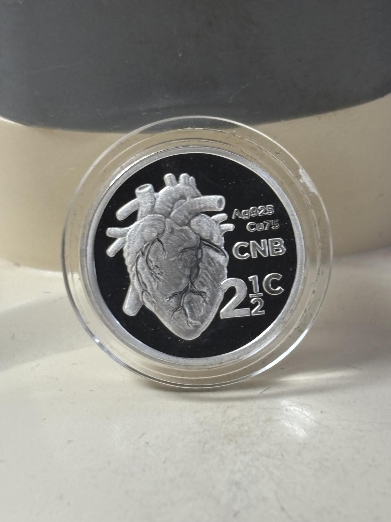 第184期拍卖 南非共和国2017年纪念世界首例心脏移植手术50周年全银精制套币，原装盒证封齐全，小的币有氧化，极富历史纪念意义的套币，发行量700套