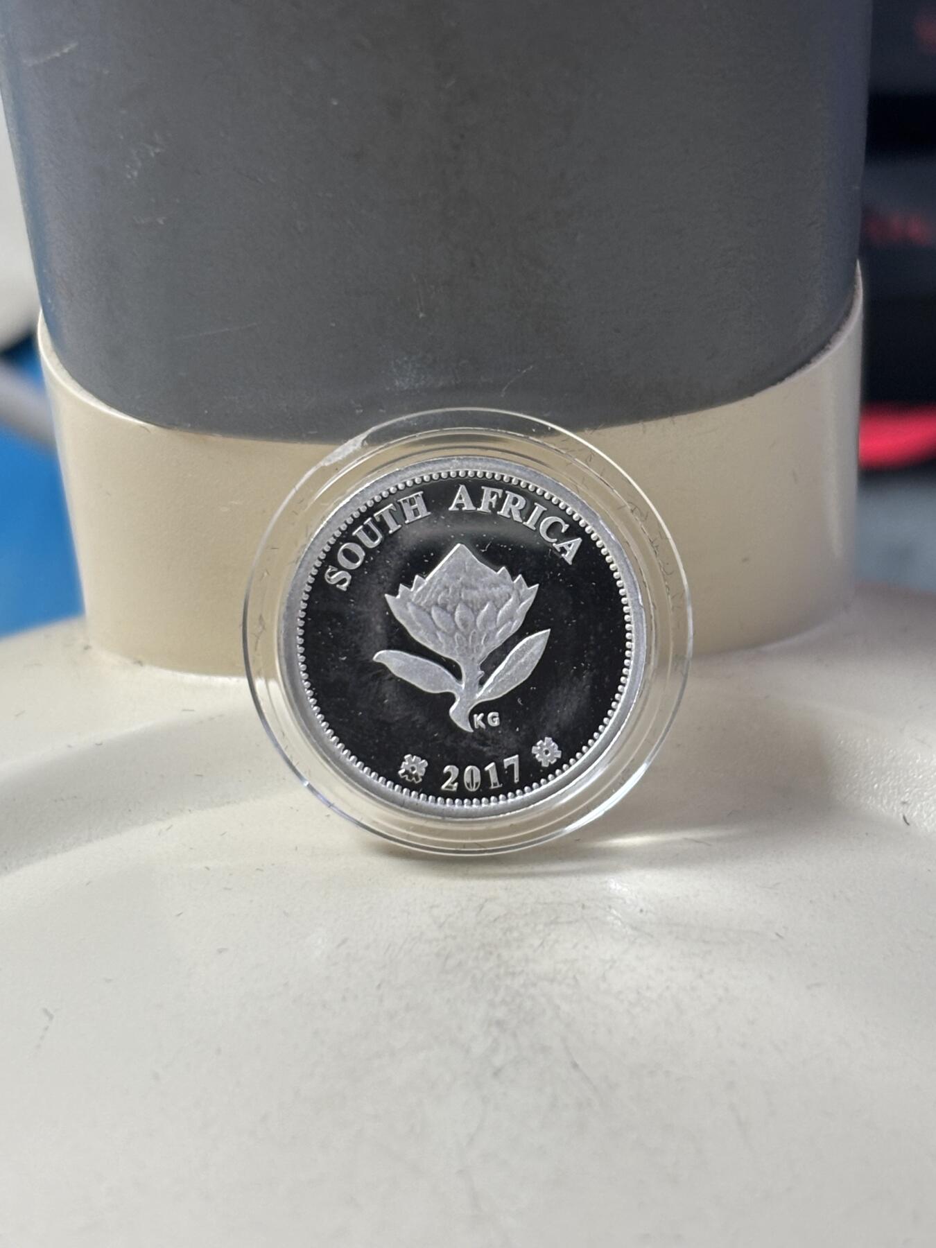 第184期拍卖 南非共和国2017年纪念世界首例心脏移植手术50周年全银精制套币，原装盒证封齐全，小的币有氧化，极富历史纪念意义的套币，发行量700套