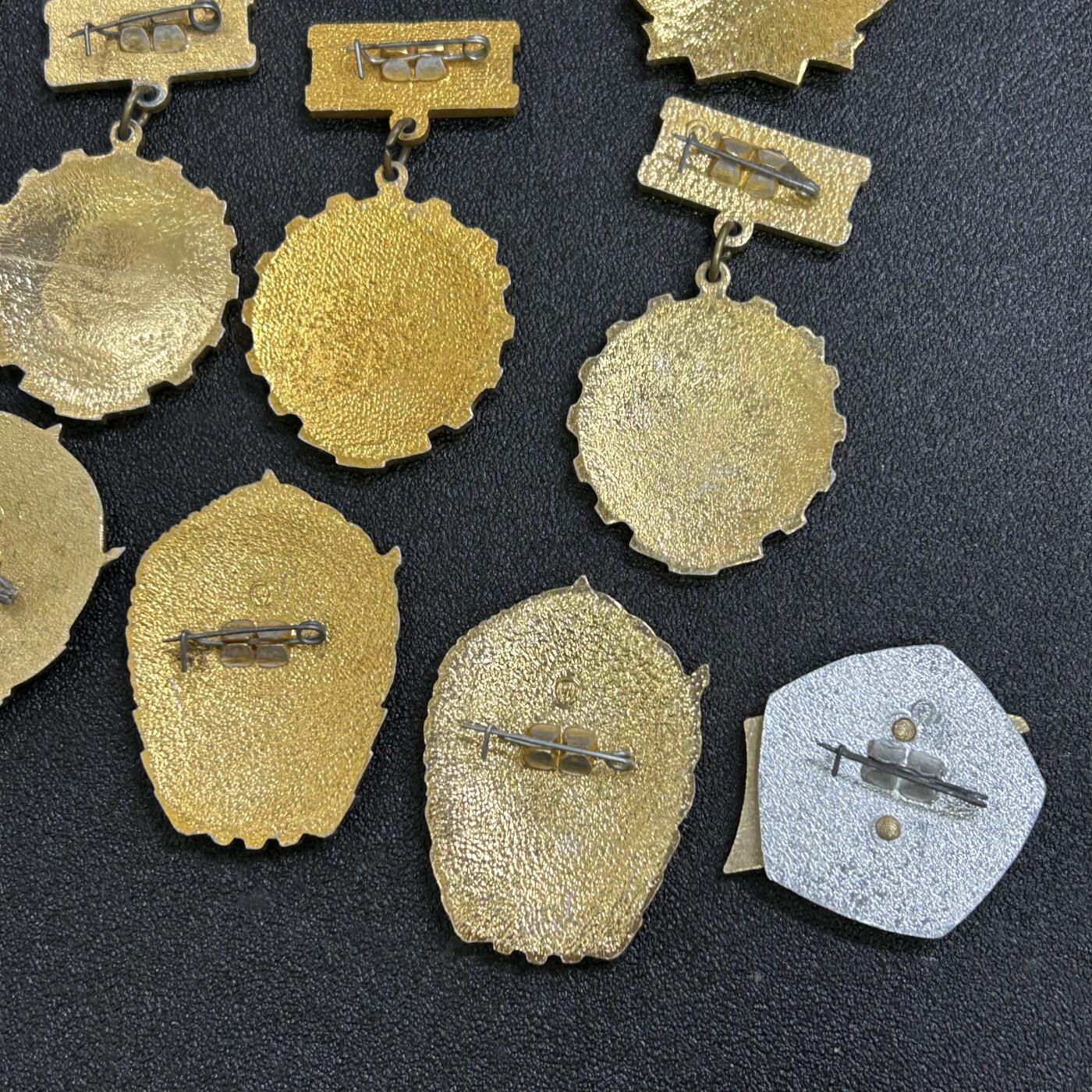 西秦中古拍卖第六十八期 苏联劳动红旗手、五年计划中劳动红旗手奖章全套 