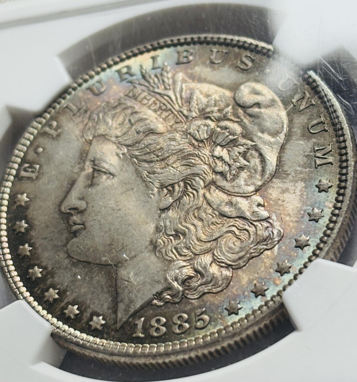 文馨钱币收藏第 283 场，【大雪鉴珍，寒英缀金】金银纪念币精品场，诚邀您的参与【长期接代拍品】 1885 年美国摩根一元银元 NGC 评级 MS64 分，高光五彩，彩虹酱金黄包浆，一眼尽收眼底