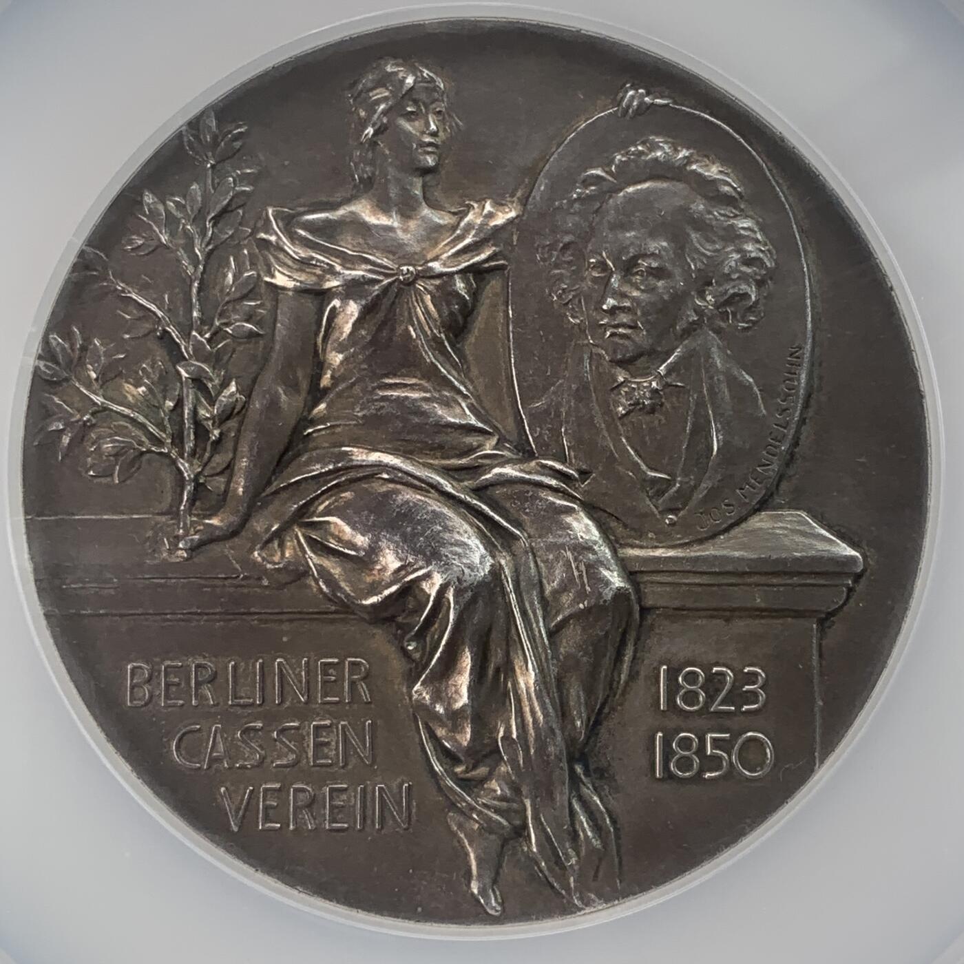 掌中浮雕-藏着的欧洲第044场 NGC MS62 ：1850年柏林银行成立银章，68mm，129g. 正面人像柏林收银协会的联合创始人约瑟夫·门德尔松（犹太人），哲学家摩西·门德尔松的长子和作曲家费利克斯·门德尔松·巴托尔迪的叔叔