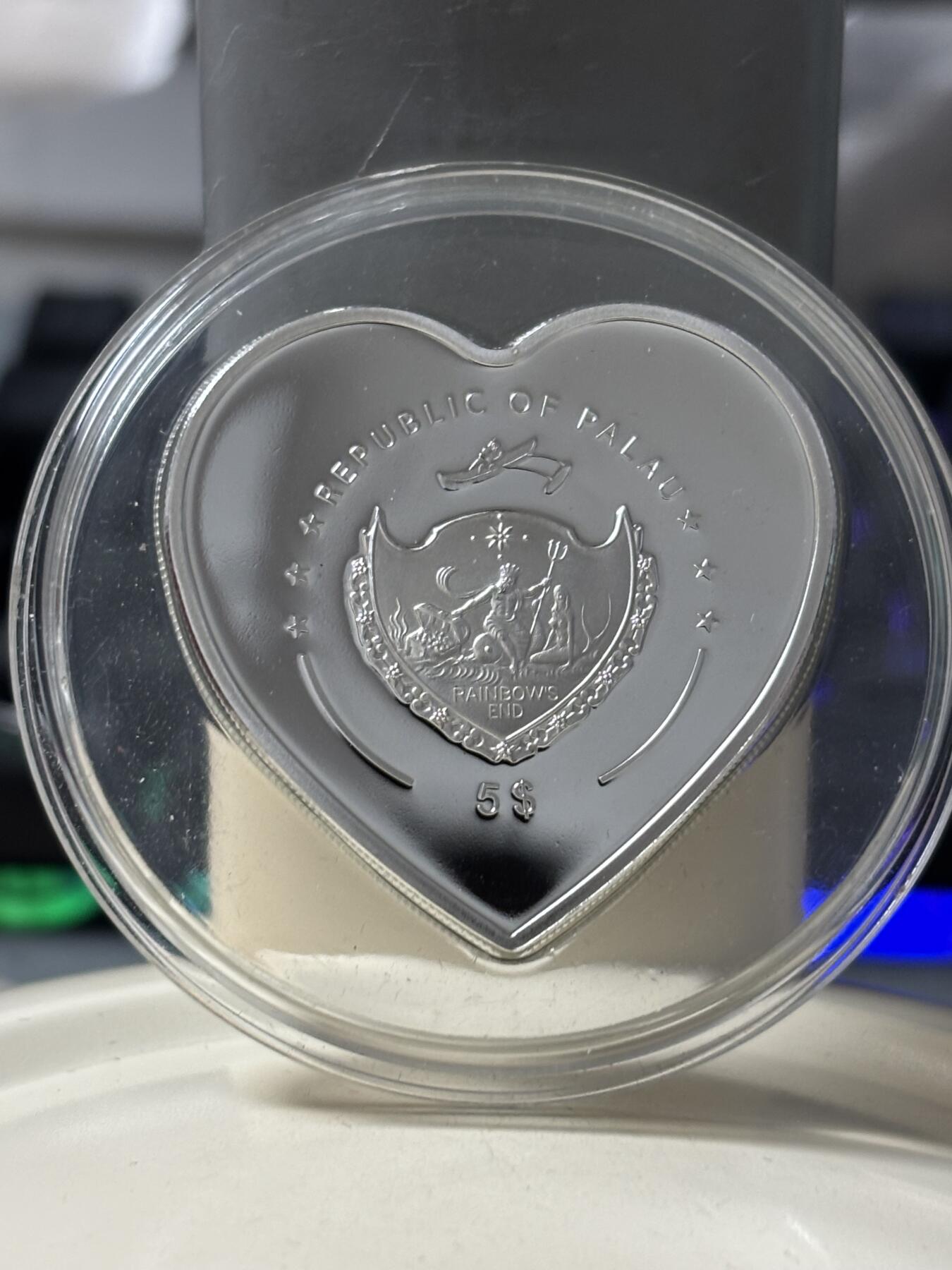第184期拍卖 帕劳2007年把所有都给你心形镶嵌珍珠纪念银币，999银，25克，发行1997枚，有氧化