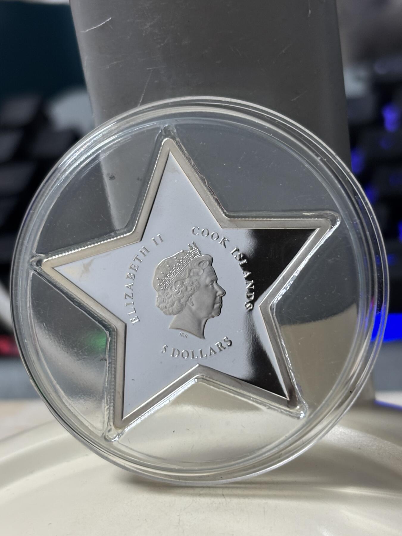 第184期拍卖 库克2013年圣诞天使立体五星形精制彩色纪念银币带证书，925银，15克，发行2013枚，有氧化