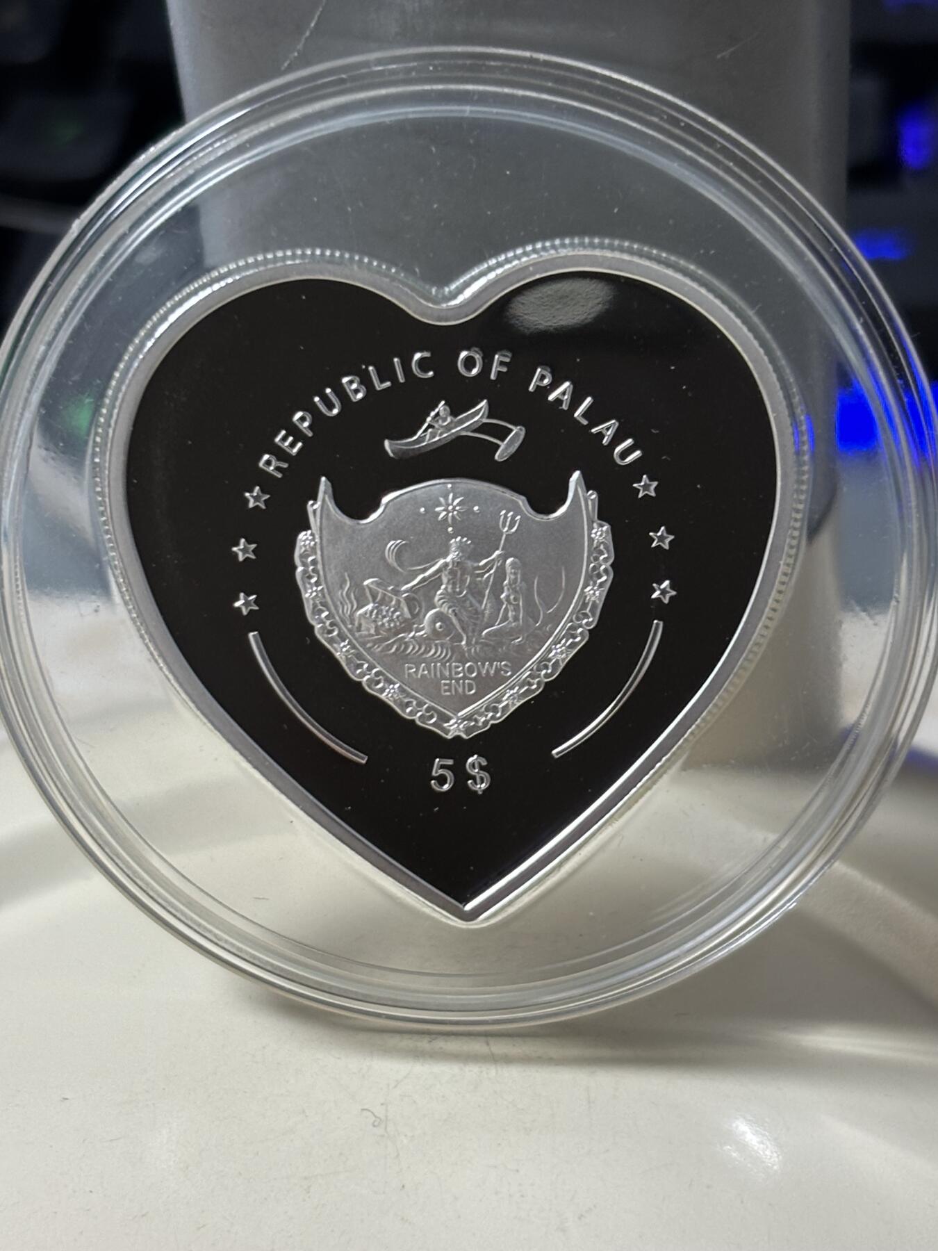 第184期拍卖 帕劳2009年幸运瓢虫彩色心形精制纪念银币带证书，999银，25克，发行量2500枚，有氧化