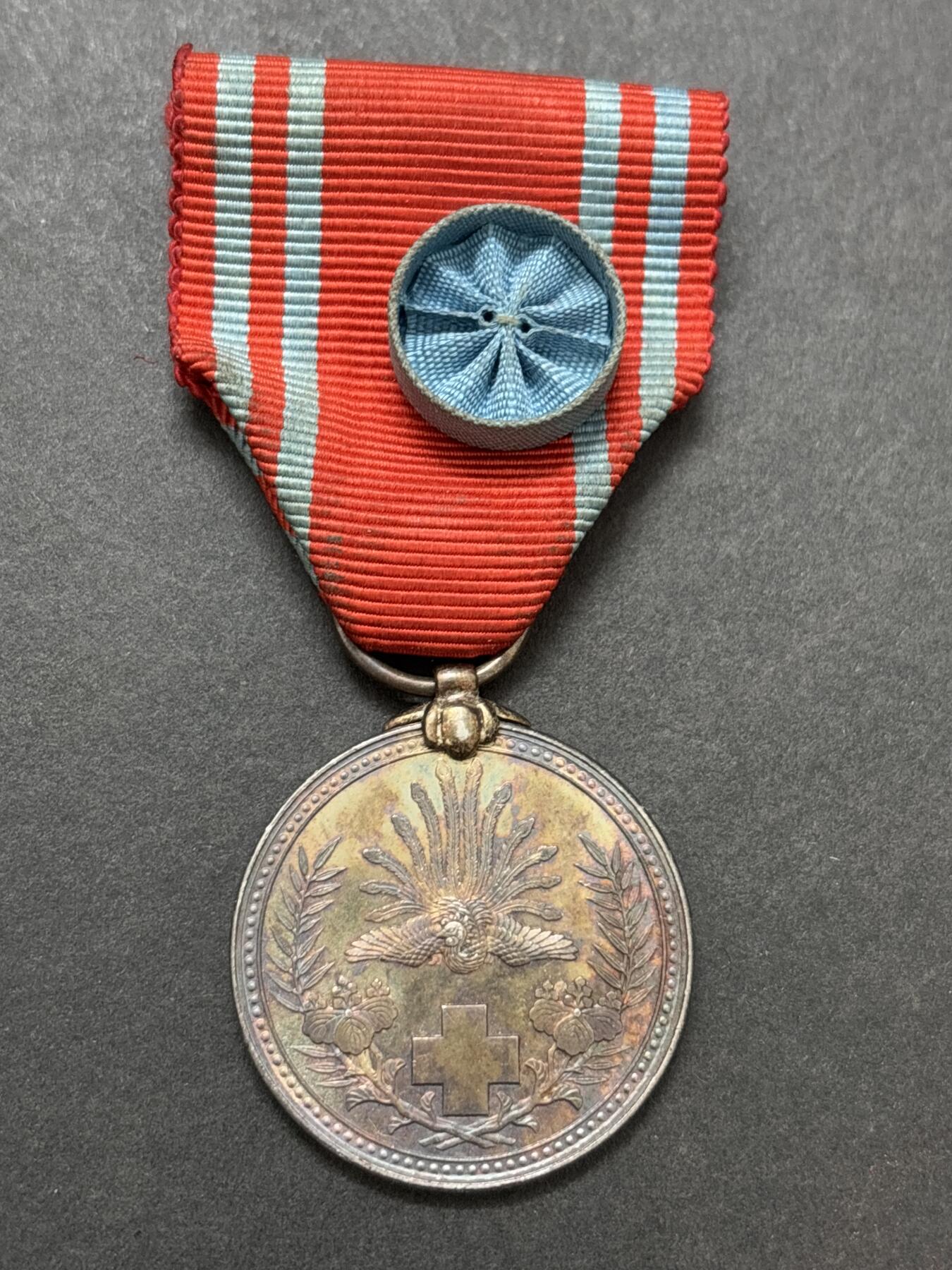 文馨钱币收藏第 283 场，【大雪鉴珍，寒英缀金】金银纪念币精品场，诚邀您的参与【长期接代拍品】 原光带彩日本明治二十一年赤十字社纪念银章