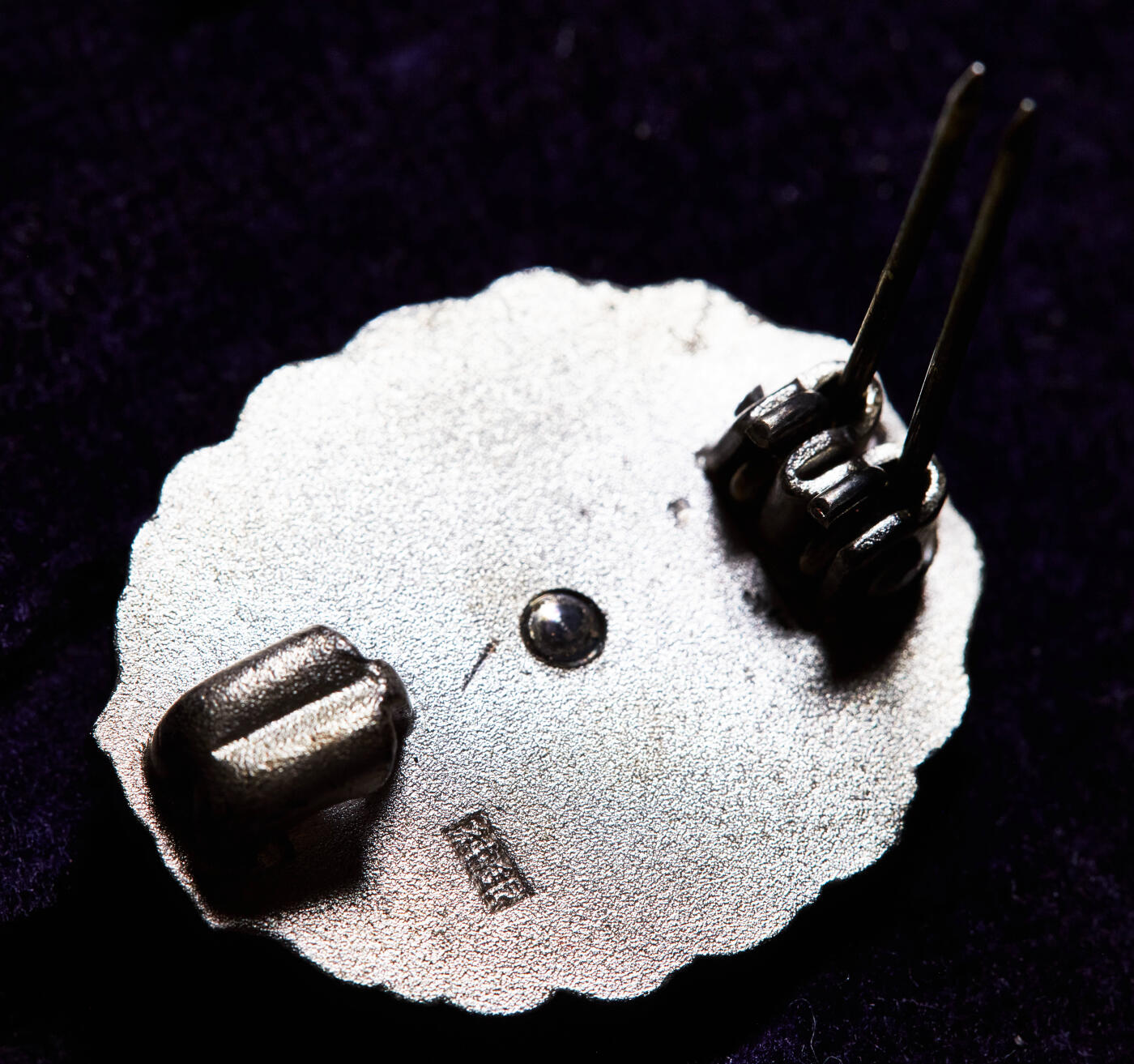 【俄甄集藏】2025年(045)12-03 星期三 晚 19:30 全场包邮 日本国有1950年代国有铁道功绩章，银质珐琅，尺寸：27mm x 22mm，重量：11.11克，999纯银，完美品相，原盒，授予在国有铁路工作满30年的优秀员工