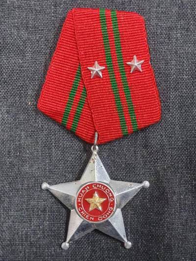 罗岚⭐新藏⭐特惠专拍第一场-分享拍场赚佣 -  越南社会主义共和国人民军二级战功勋章 主要颁发给前线作战的基层军官-士官-士兵 该章获得条件需要在战场上以出色的基层指挥能力逆转一场小型战斗，或者亲自临阵毙伤数位敌人