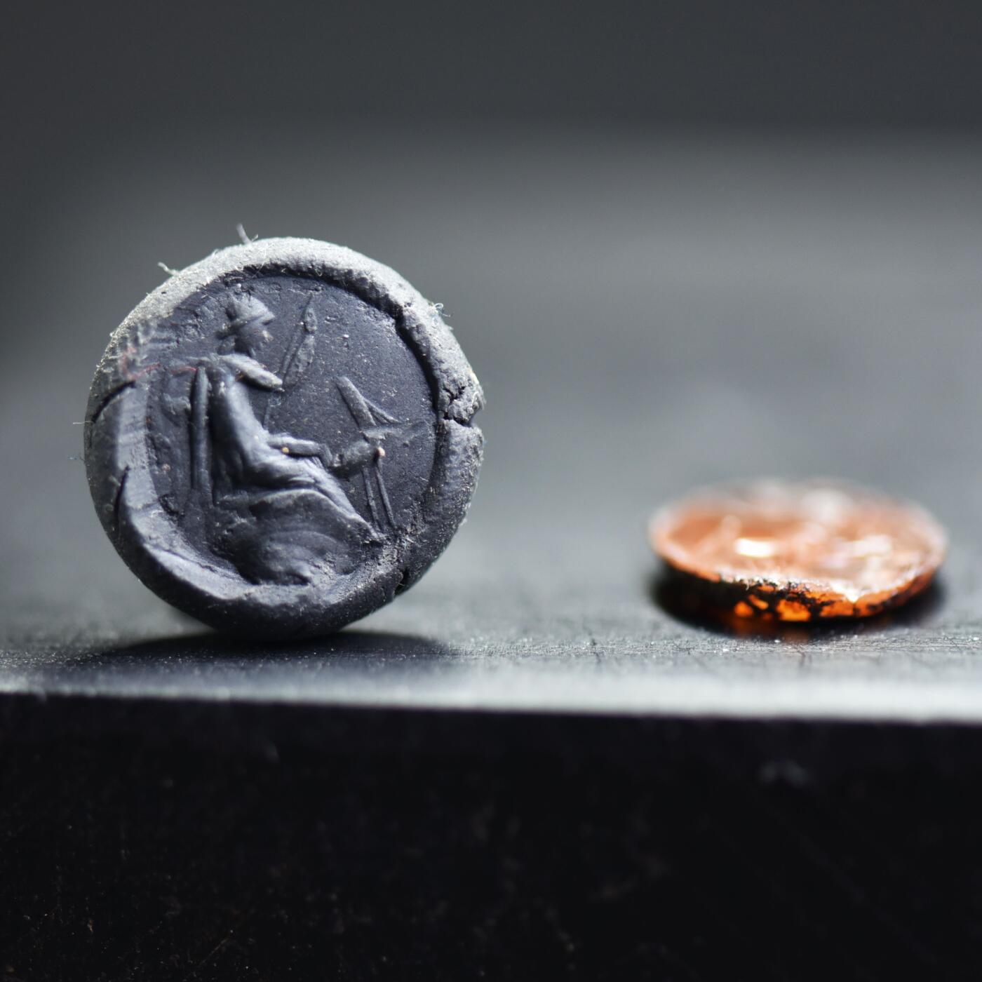 【良泉】【2025年最后一场】12月18日晚19.30点开拍！188组【直播场】西方古代钱币、丝路杂项、印章！ 公元1-3世纪【古罗马】阿尔忒弥斯和猎狗，玛瑙材质，印章戒面。巨蟹座守护女神