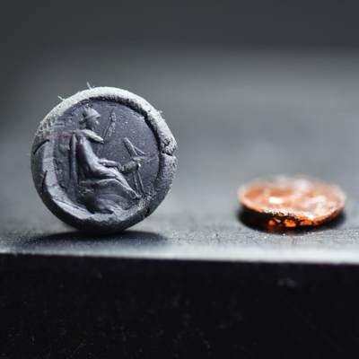 【良泉】【2025年最后一场】12月18日晚19.30点开拍！188组【直播场】西方古代钱币、丝路杂项、印章！ - 公元1-3世纪【古罗马】阿尔忒弥斯和猎狗，玛瑙材质，印章戒面。巨蟹座守护女神