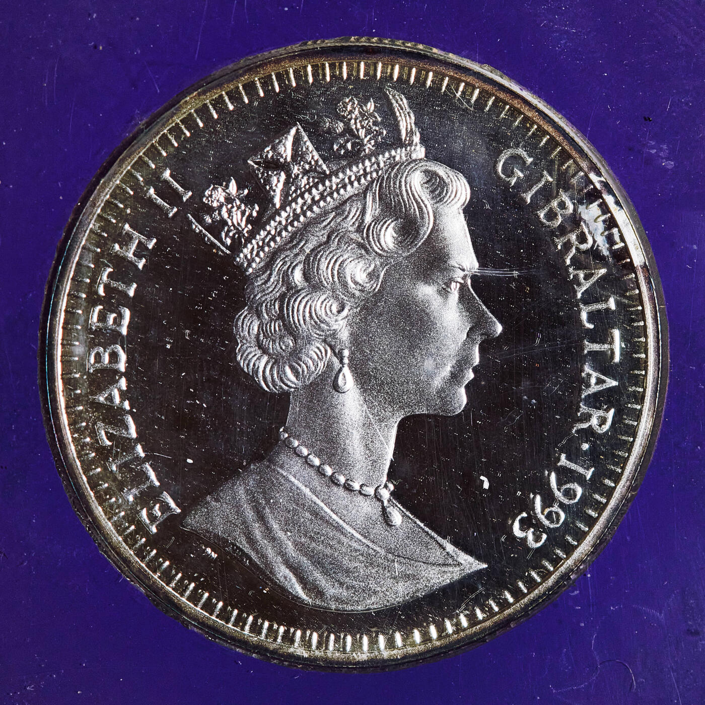 【俄甄集藏】2025年(045)12-03 星期三 晚 19:30 全场包邮 英属直布罗陀1993年纪念日本太子德仁皇室婚礼2盎司加厚精制大银币，卡装，直径：40mm，重量：63.207克，99.9%银，发行量20000枚，少见品种，币面完好，划痕污迹是外盒上的