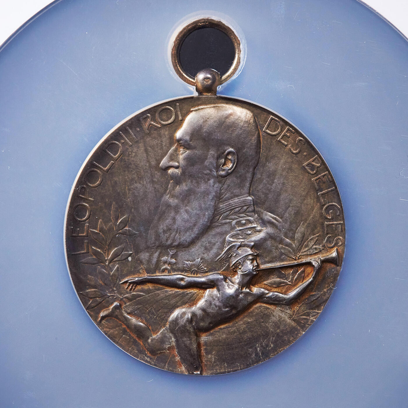 【俄甄集藏】2025年(045)12-03 星期三 晚 19:30 全场包邮 比利时1906年利奥波德二世头像纪念斯帕国际马术竞赛金奖大银章，NGC MS62，五彩包浆，直径：50mm