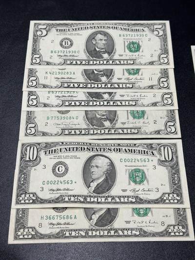 《外钞收藏家》第五百九十一期（畅拍场）（本平台长期征集拍品、欢迎藏友们联系合作） - 美国小头版5和10美元 5张一起 非全新 品相如图 一张是补号