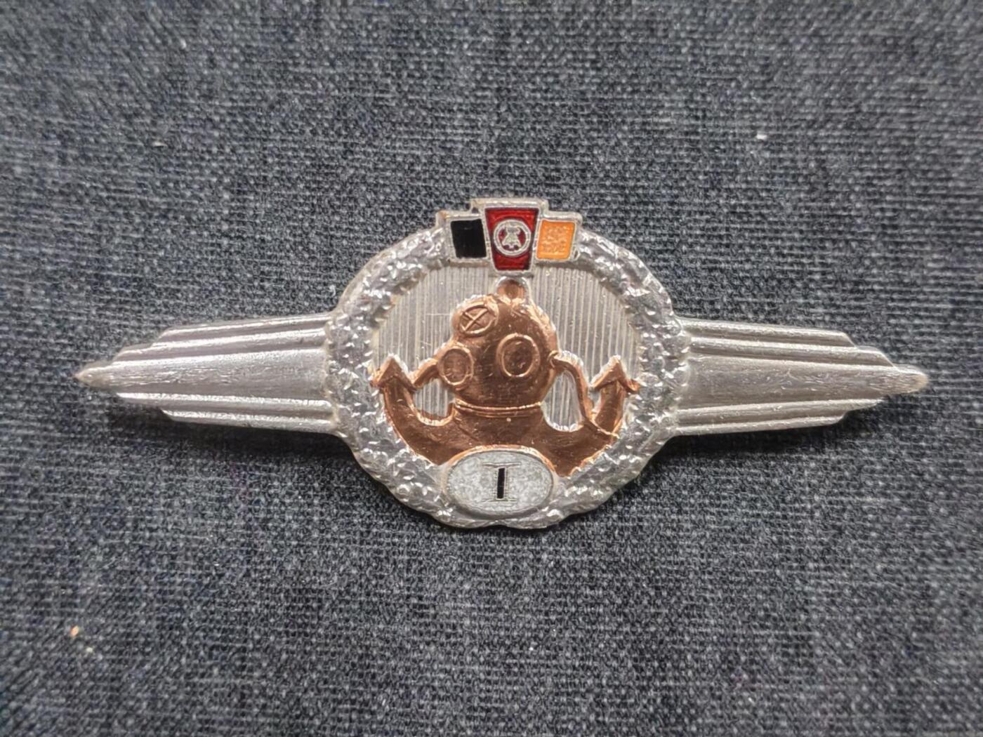 罗岚⭐新藏⭐特惠专拍第一场-分享拍场赚佣 民主德国极早期一级潜水员技能章 非常少见 早期单转轮版本 特殊兵种 *光荣任务*