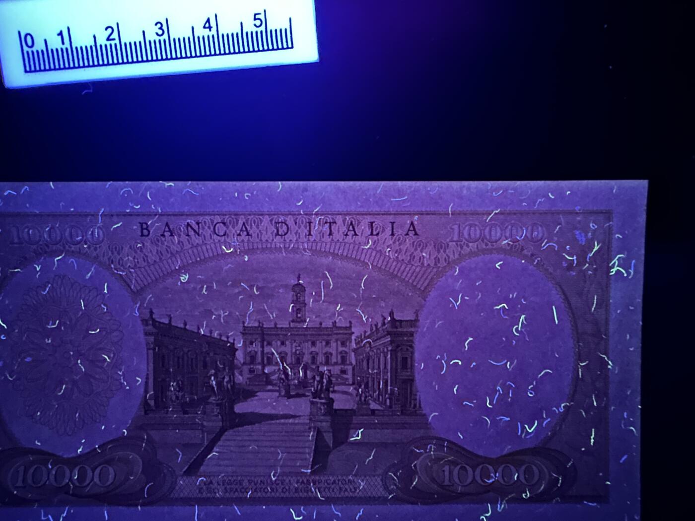 《外钞收藏家》第五百九十一期（畅拍场）（本平台长期征集拍品、欢迎藏友们联系合作） 1973年意大利1万里拉 UNC- 边角有潮斑 一个角不好