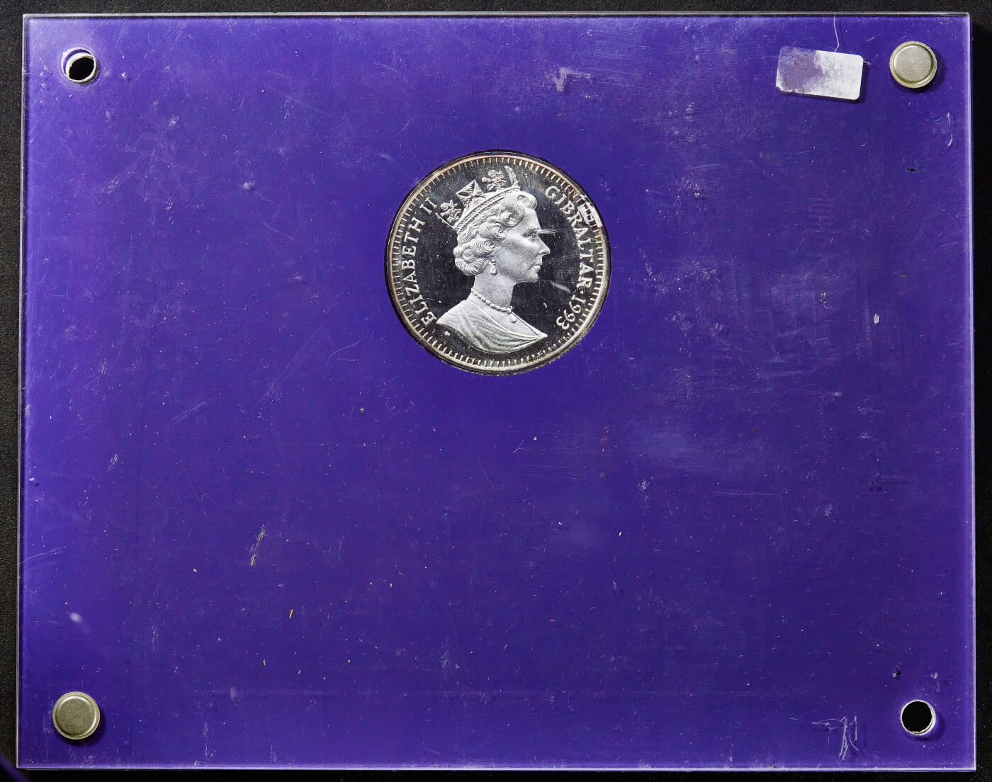 【俄甄集藏】2025年(045)12-03 星期三 晚 19:30 全场包邮 英属直布罗陀1993年纪念日本太子德仁皇室婚礼2盎司加厚精制大银币，卡装，直径：40mm，重量：63.207克，99.9%银，发行量20000枚，少见品种，币面完好，划痕污迹是外盒上的