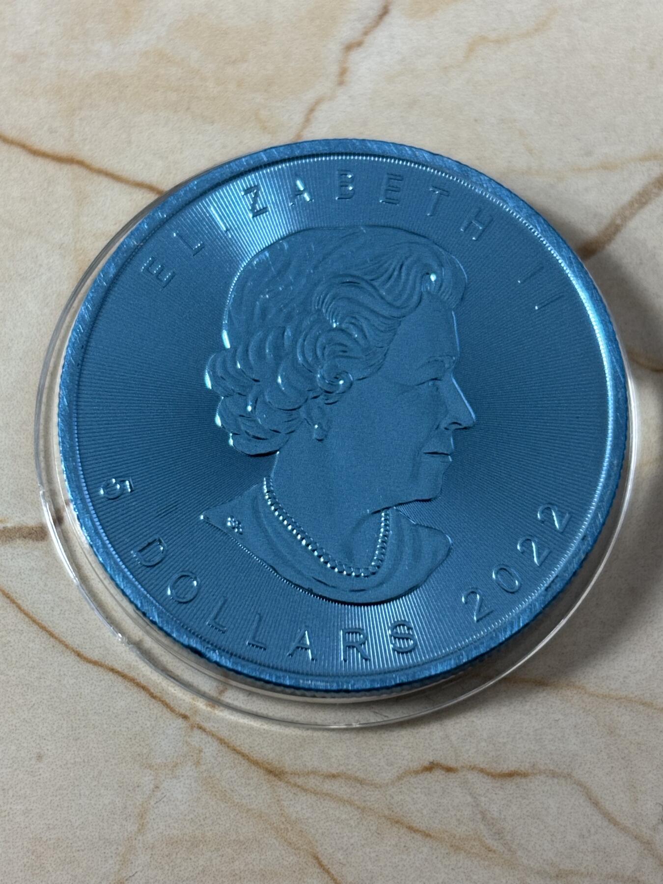 第184期拍卖 加拿大2022年镶嵌穆拉诺玻璃刺猬彩色枫叶纪念银币，9999银，1盎司，发行500枚