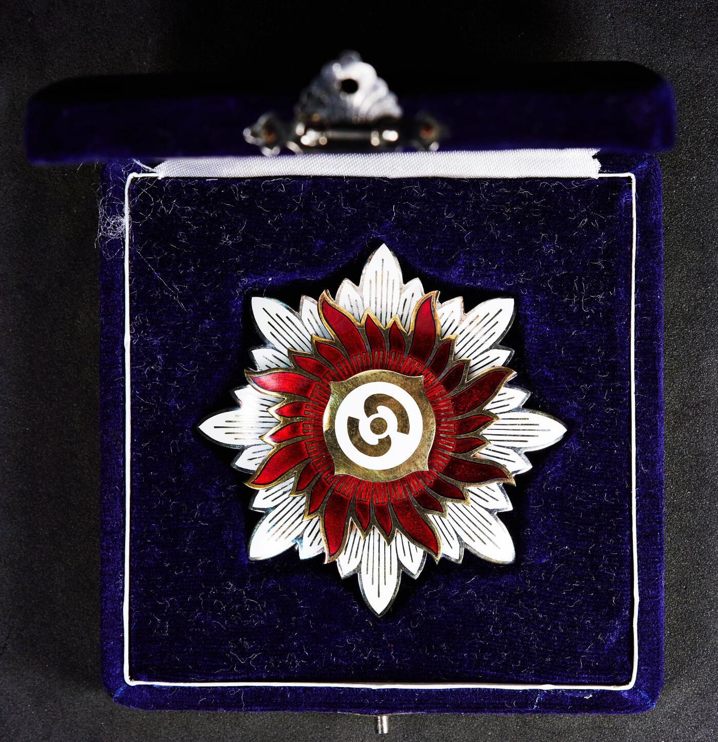 【俄甄集藏】2025年(045)12-03 星期三 晚 19:30 全场包邮 日本八幡制铁株式会社1950年-1970年（1950年由日本制铁分出，1970年再次合并）员工永年勤续银质大绶勋章，授予全勤退休老员工，直径：63mm，重量：65.7克，999银，稀少品种