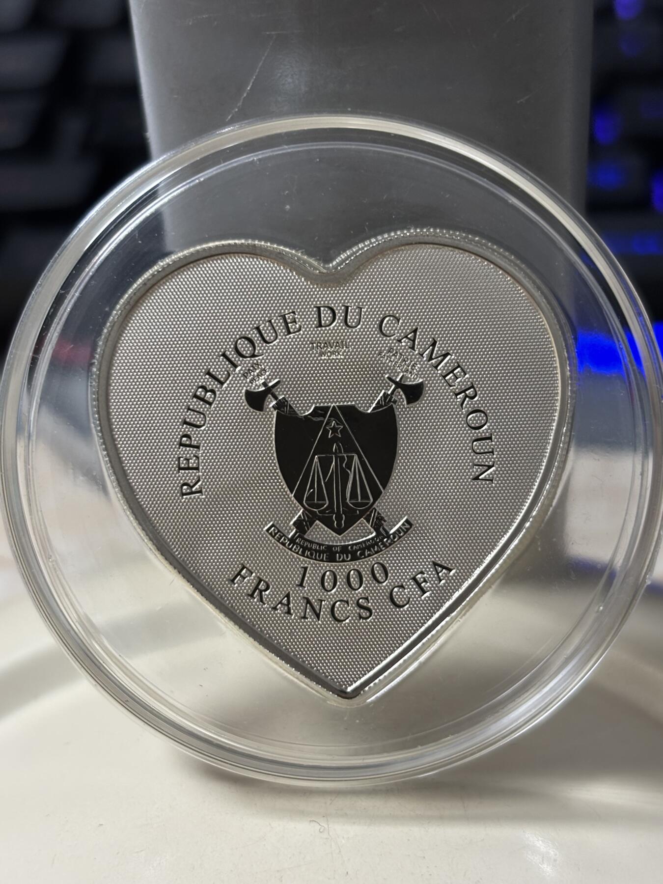 第184期拍卖 喀麦隆2013年天使之爱高浮雕全息幻彩心形纪念银币带证书，925银，发行2500枚