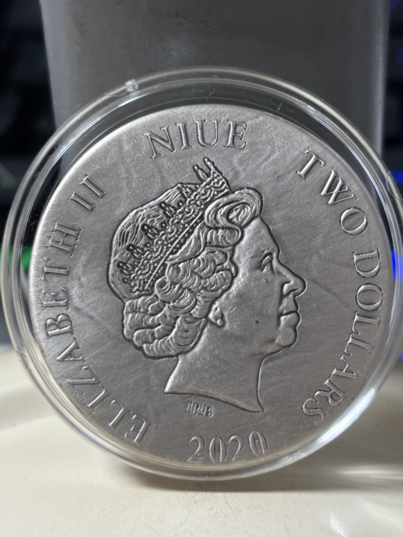 第184期拍卖 纽埃2020年花卉系列荷花镶嵌大颗水晶露珠仿古1盎司银币，999银，发行500枚