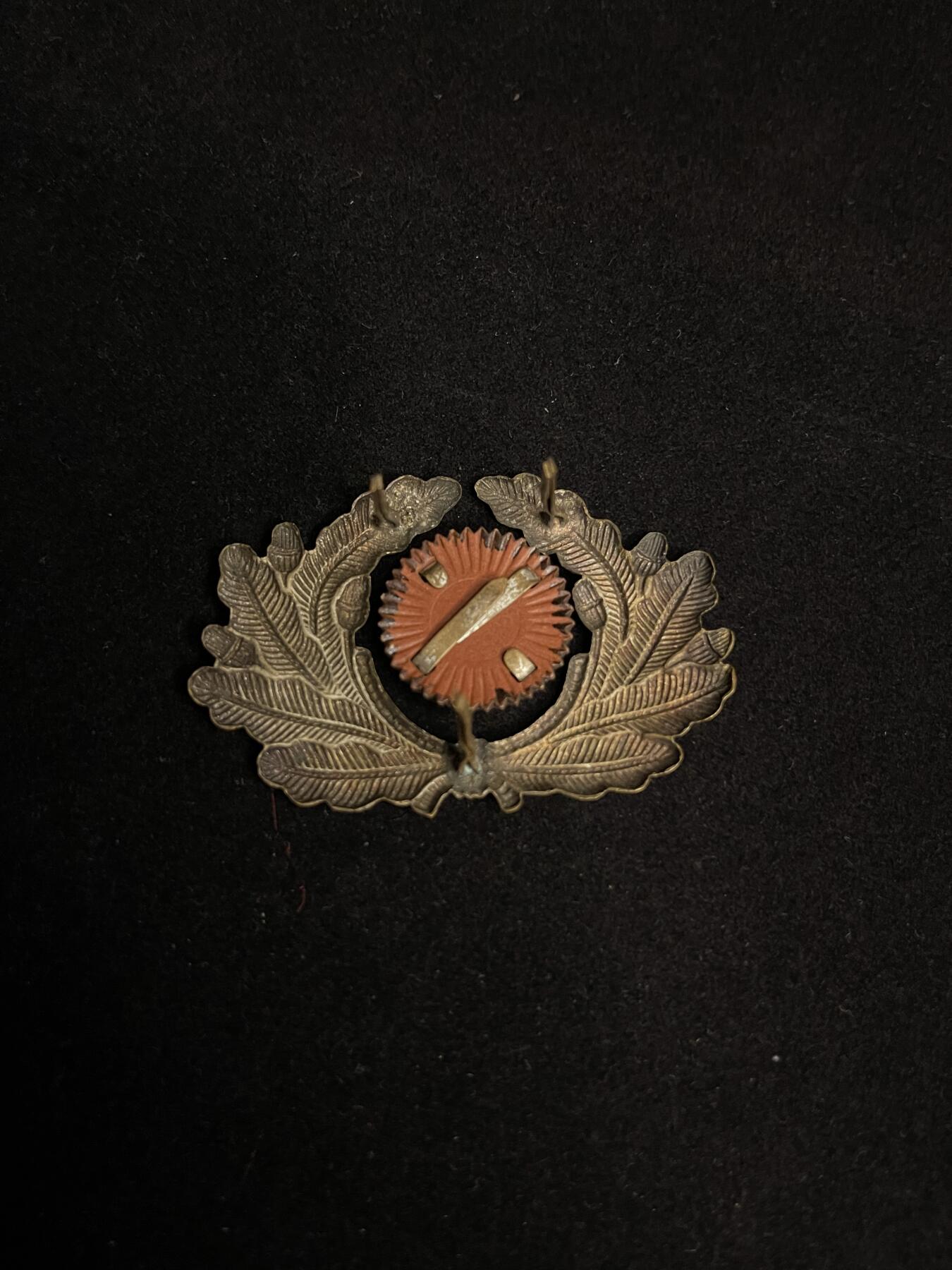 勋章专场 极少见德三早期一型帽徽