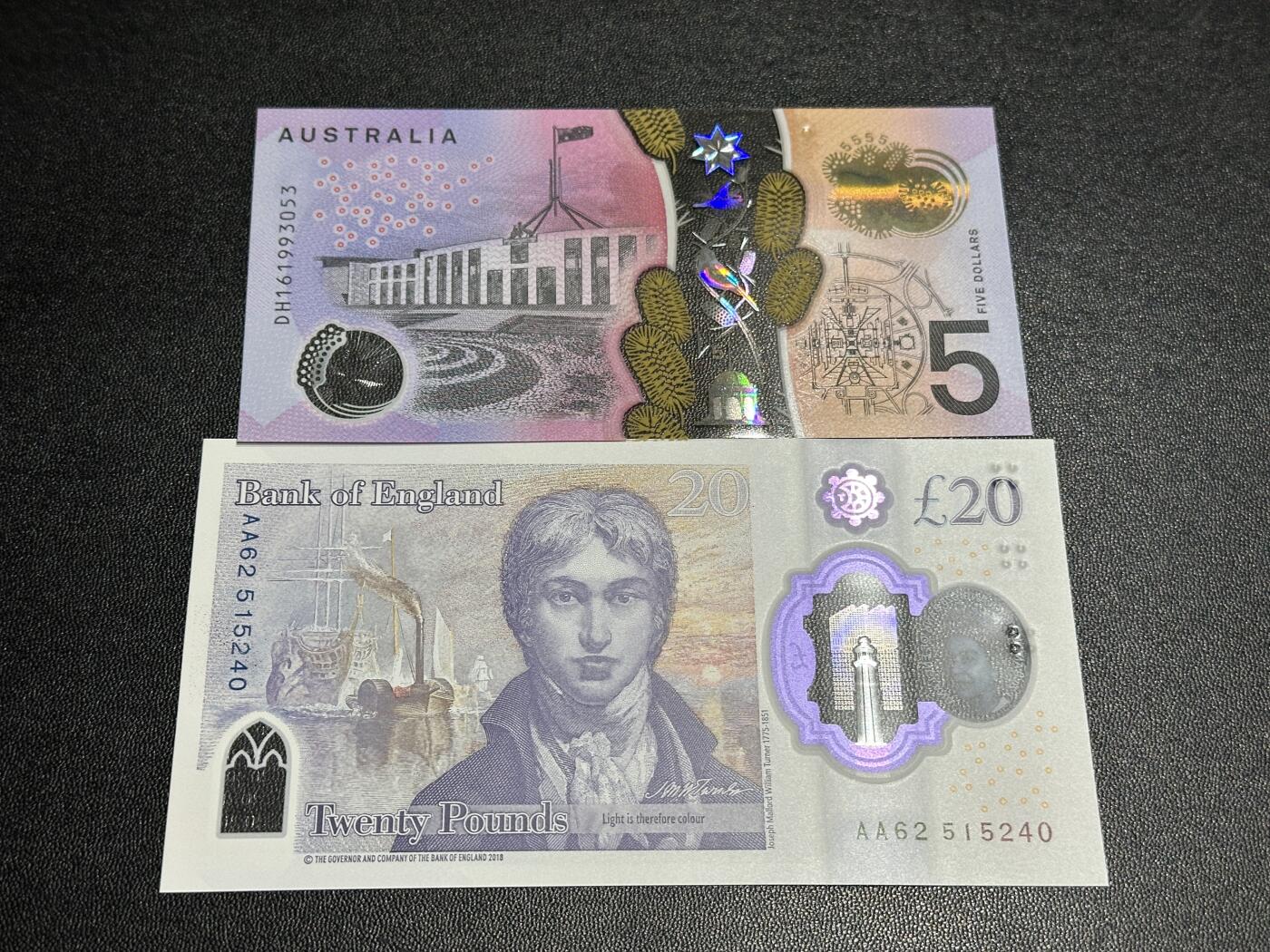 《外钞收藏家》第五百九十一期（畅拍场）（本平台长期征集拍品、欢迎藏友们联系合作） 澳大利亚5元 无47靓号+英国女王版塑料钞20镑 2张一起 全新UNC