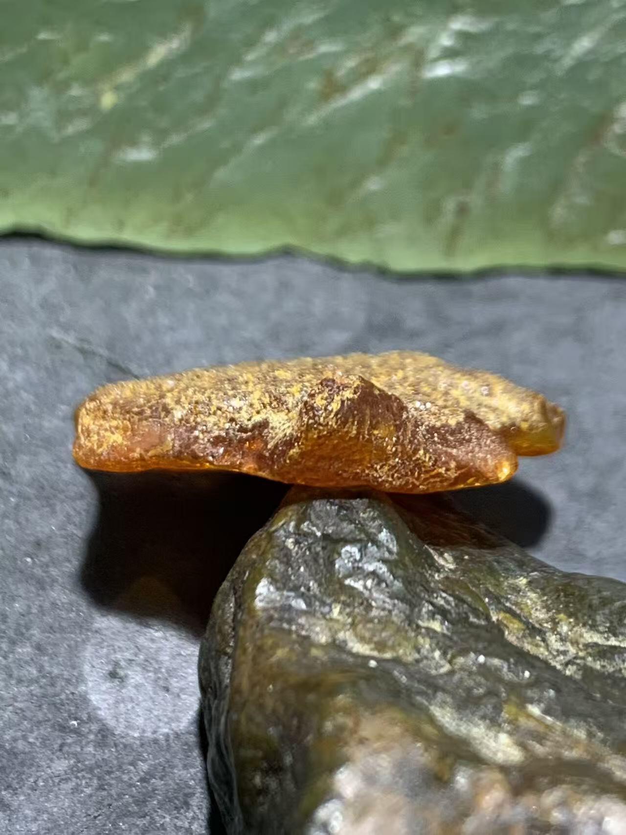 天然蜜蜡小原石一块