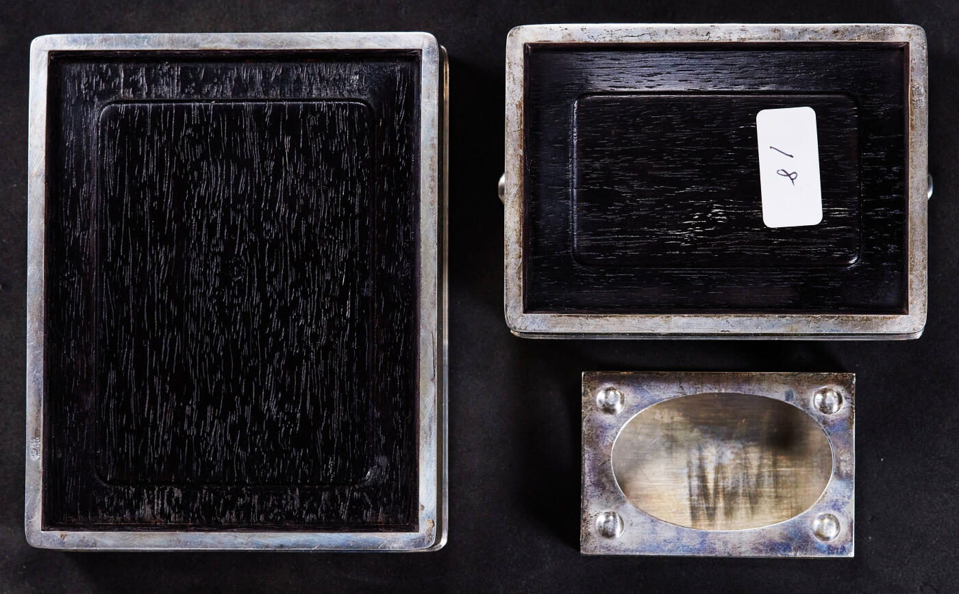 【俄甄集藏】2025年(045)12-03 星期三 晚 19:30 全场包邮 日本1930-1950年代簪花珐琅彩嵌银工艺古董烟具一套，工艺精湛，保存完好，分为烟丝盒、烟灰缸、火柴盒三件套，烟盒长：105mm，宽：85mm，高：35mm；烟灰缸长：85mm，宽：63mm，高：35mm；火柴盒长：56mm，宽：37mm，高：20mm，总重量：320.5克，收藏及实用佳品