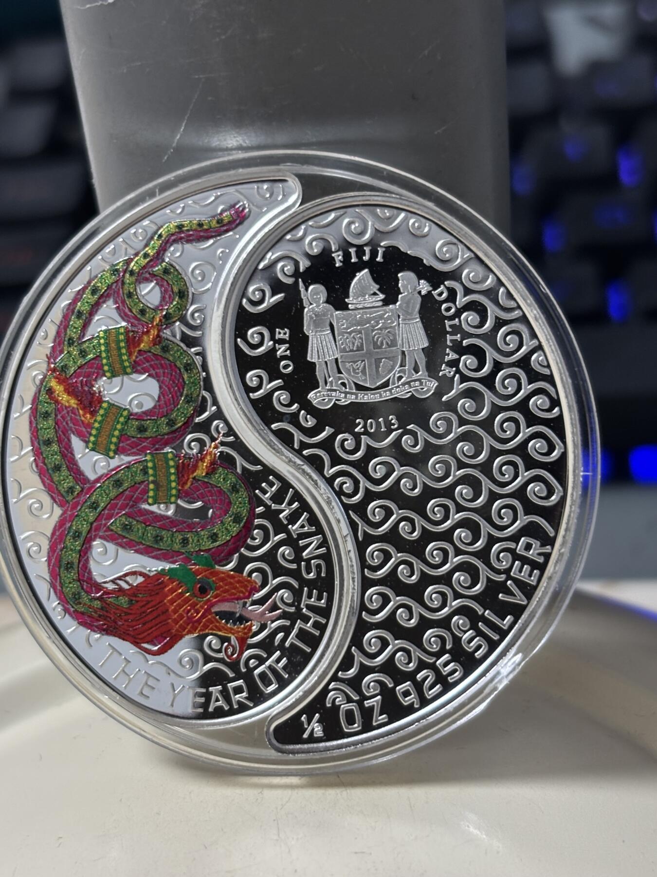 第184期拍卖 斐济2013年十二生肖 蛇年精制彩色阴阳合体纪念银币 925银，16.81克X2 发行量：5000 盒证全 芬兰造币局代铸，